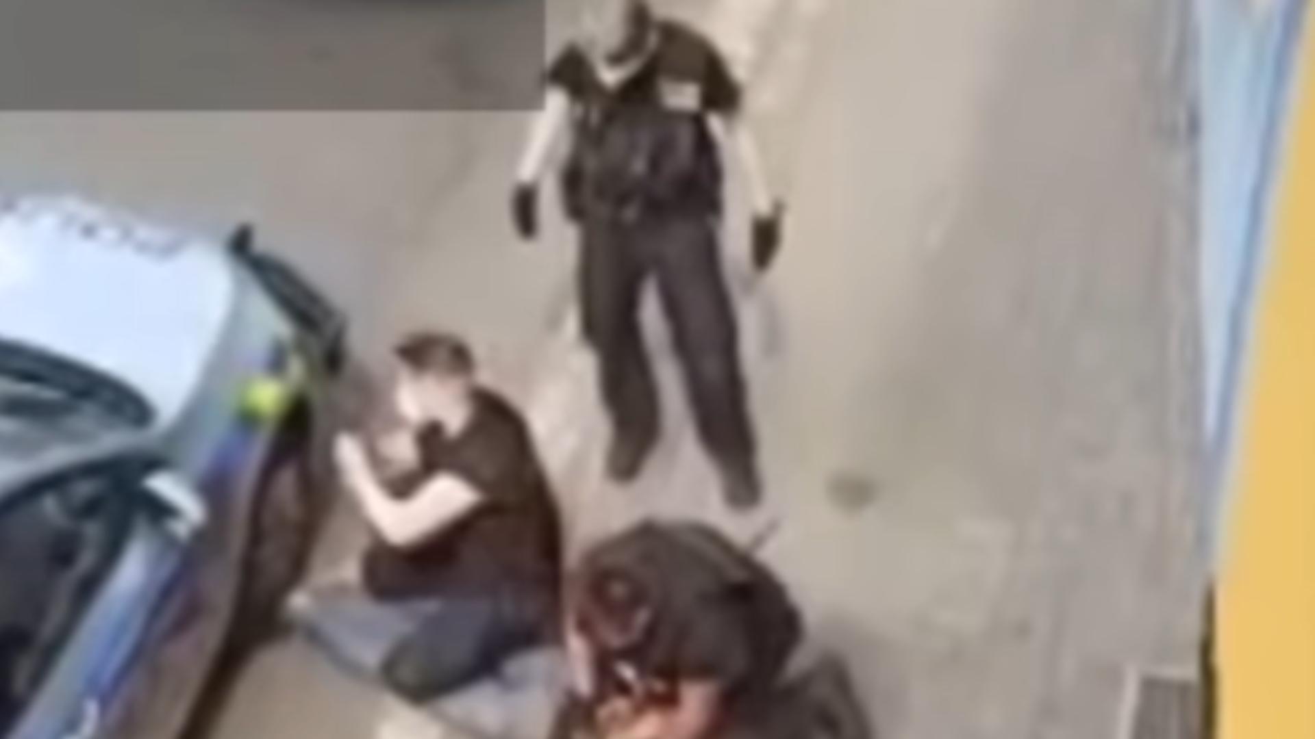 Momentul în care bărbatul agitat este imbilizat de 3 politiști (captură video)