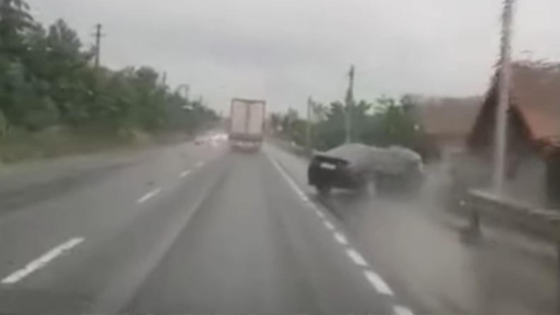 Un șofer de BMW s-a oprit cu mașina în parapet după mai multe tentative nereușite de a depăși un TIR. Foto/Captură video