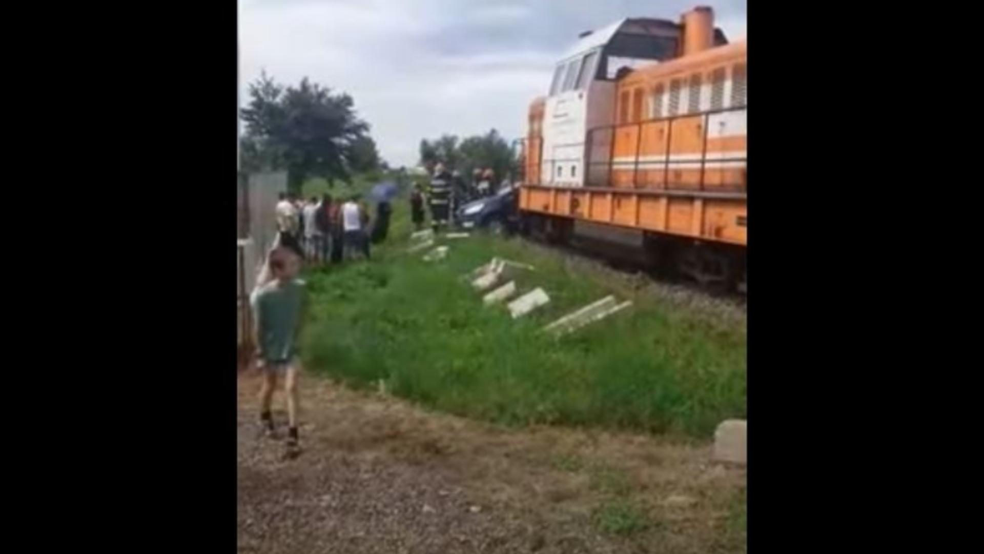 Coliziune între un tren și o mașină. Patru oameni au ajuns la spital cu răni ușoare. Foto/Captură video