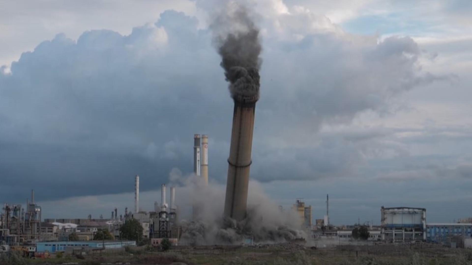 Turn vechi de zeci de ani, demolat prin implozie. Foto/captură video