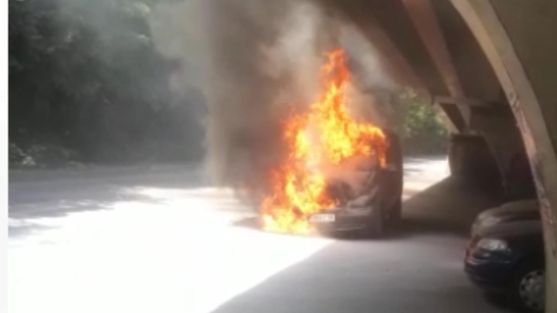 Mașină în flăcări sub pod Băneasa