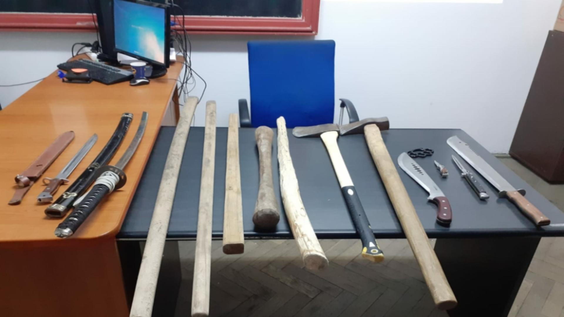 Arme albe descoperite de polițiști, în Craiova