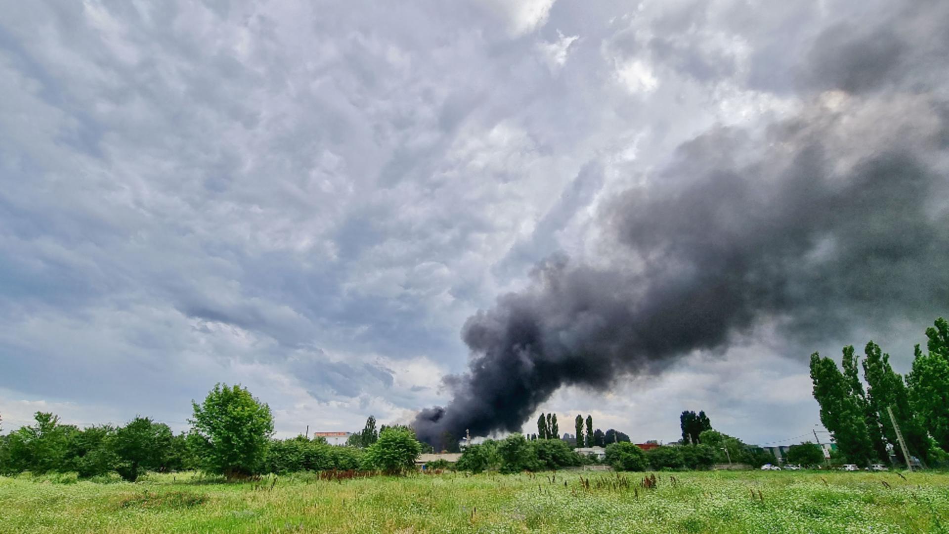 Coloana de fum a fost vizibilă de la kilometri (foto: INQUAM/Daniel Stoenciu)