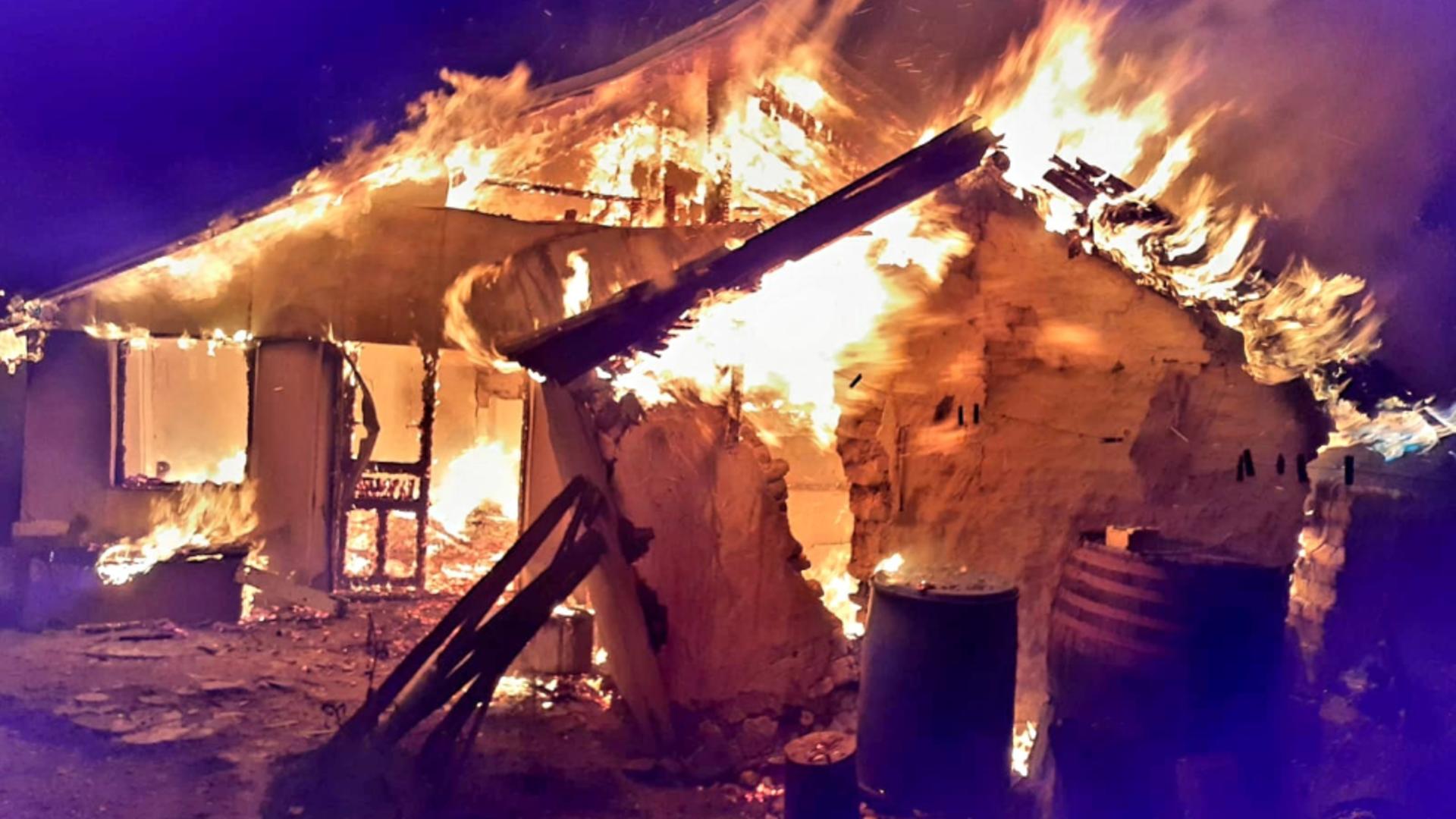 O casă din localitatea Hotarele, judeţul Giurgiu, a ars aproape în totalitate