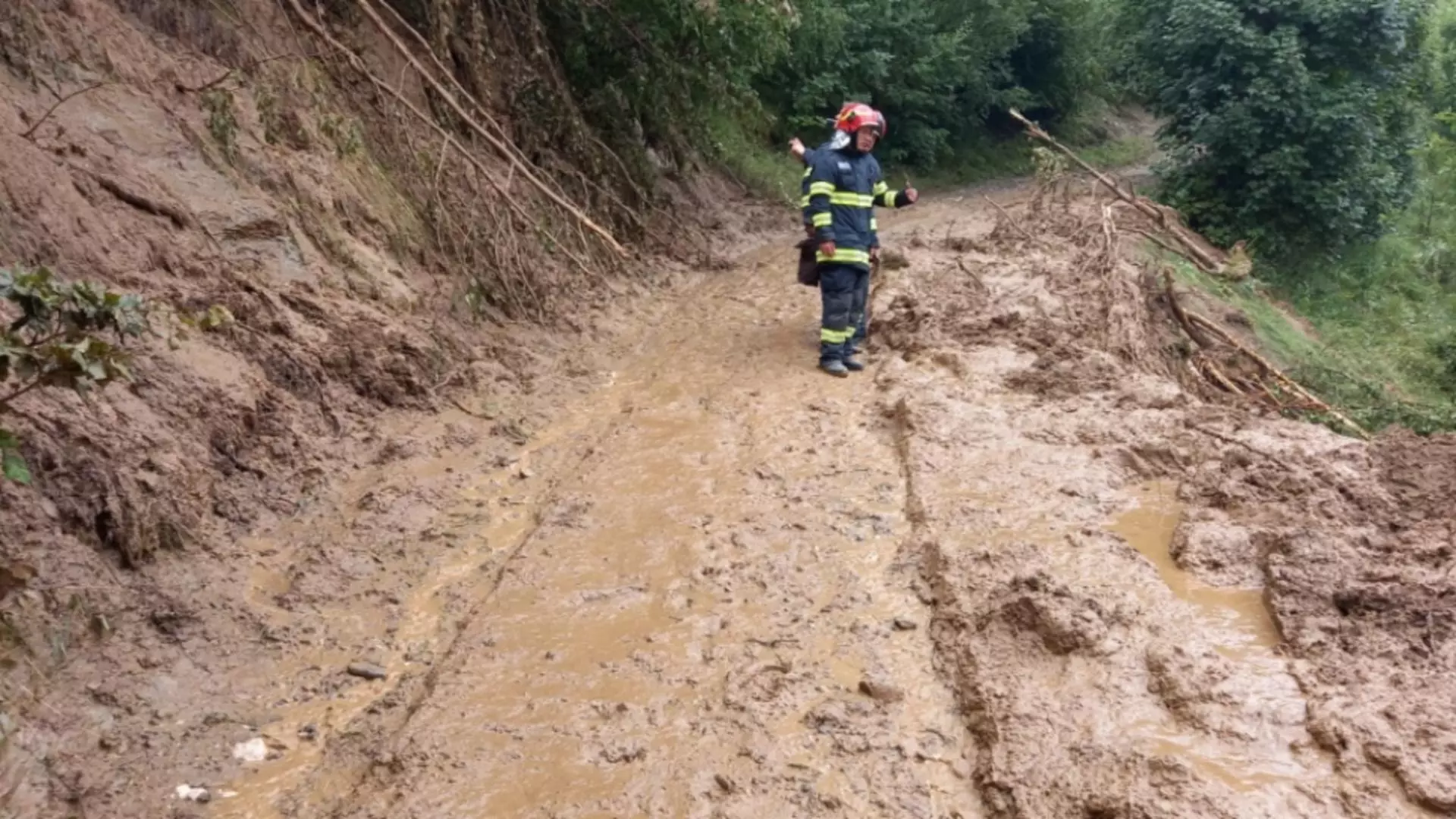 Alunecări de teren MASIVE în județul Brașov, sub cod roșu de inundații
