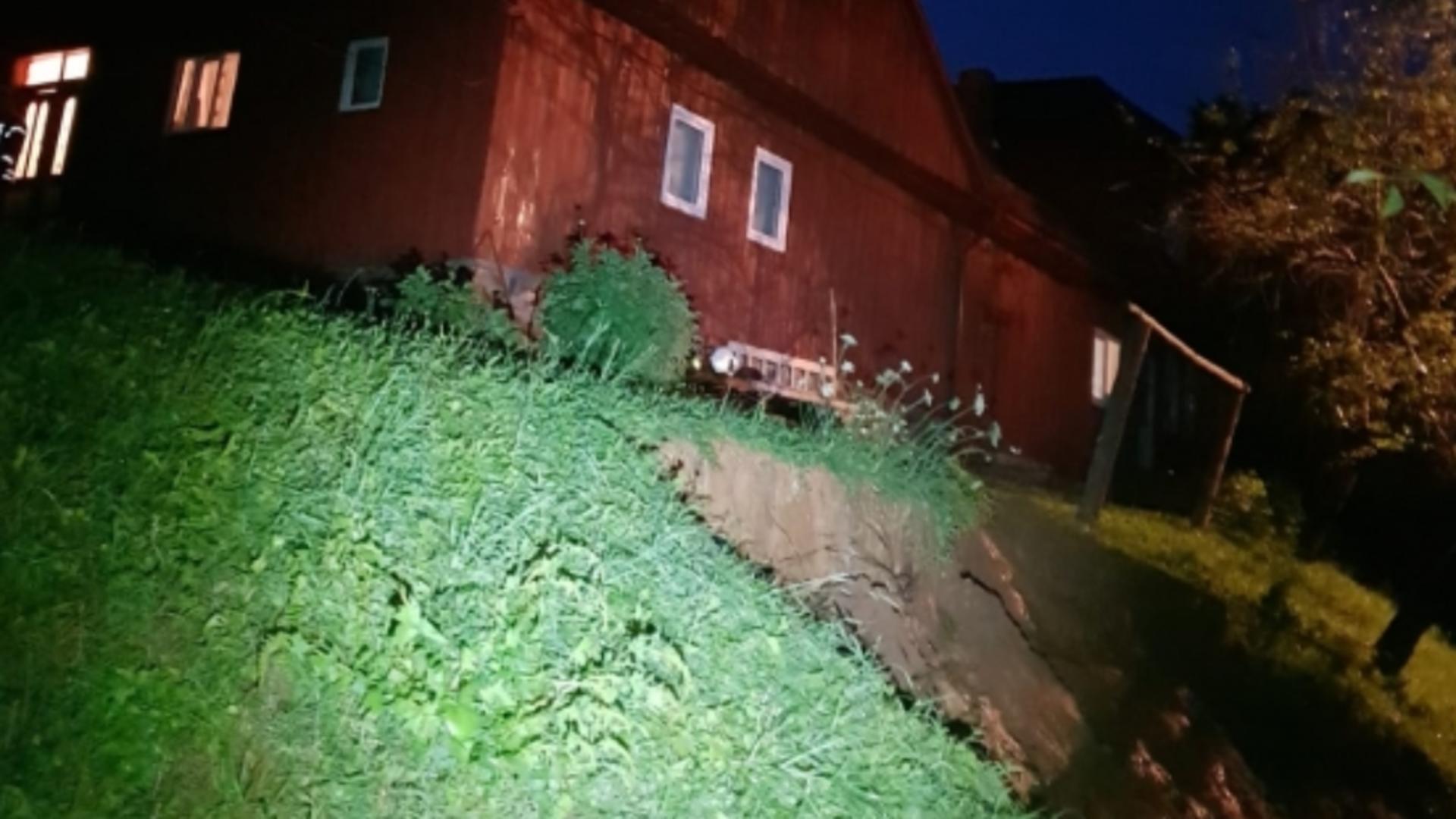 Alunecări de teren MASIVE în județul Brașov, sub cod roșu de inundații
