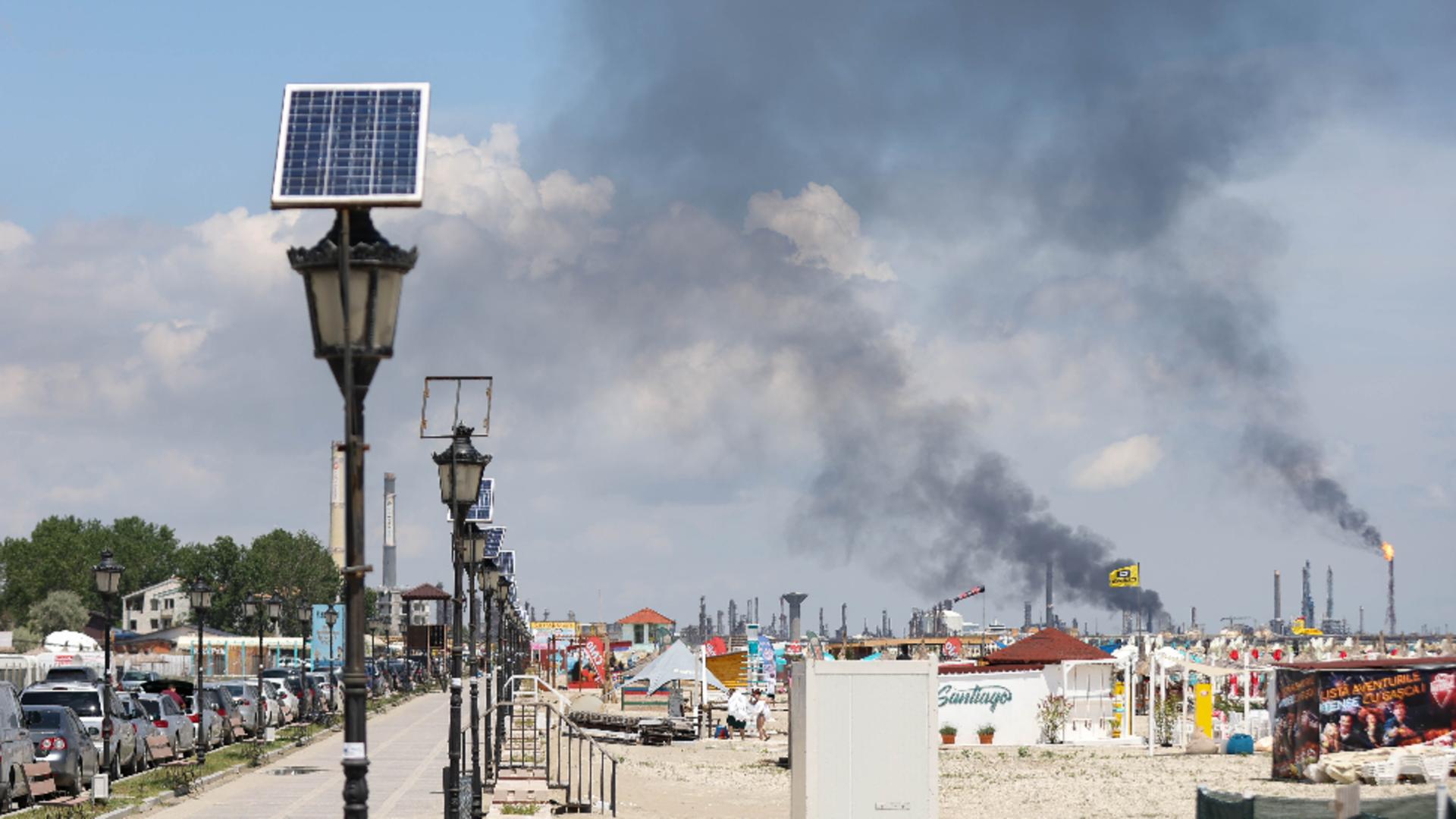 MOMENTUL exploziei de la rafinăria Petromidia-Năvodari Foto: INQUAM/Costin Dincă