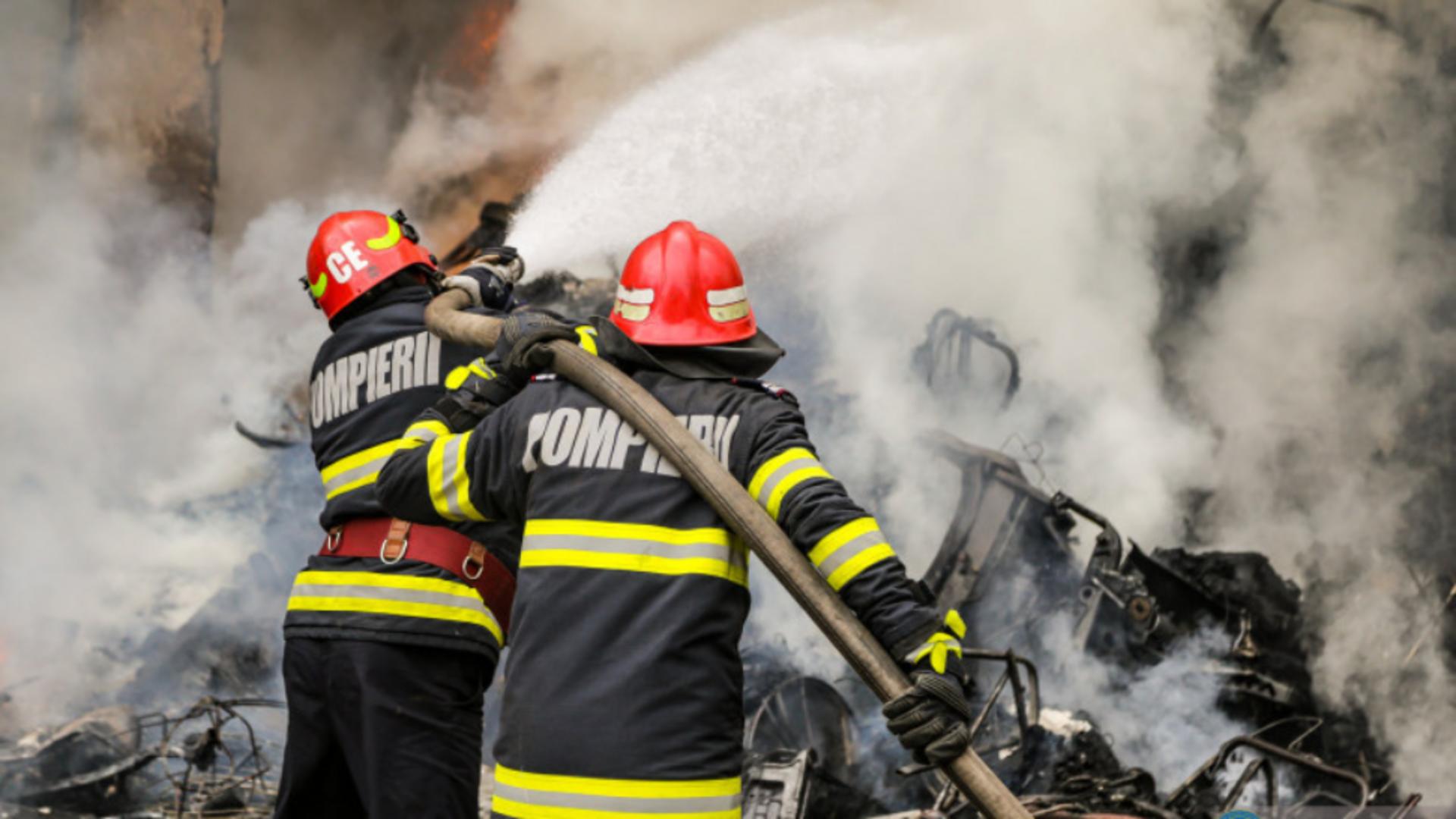 Incendiu violent la o fabrică de obiecte sanitare din Neamț