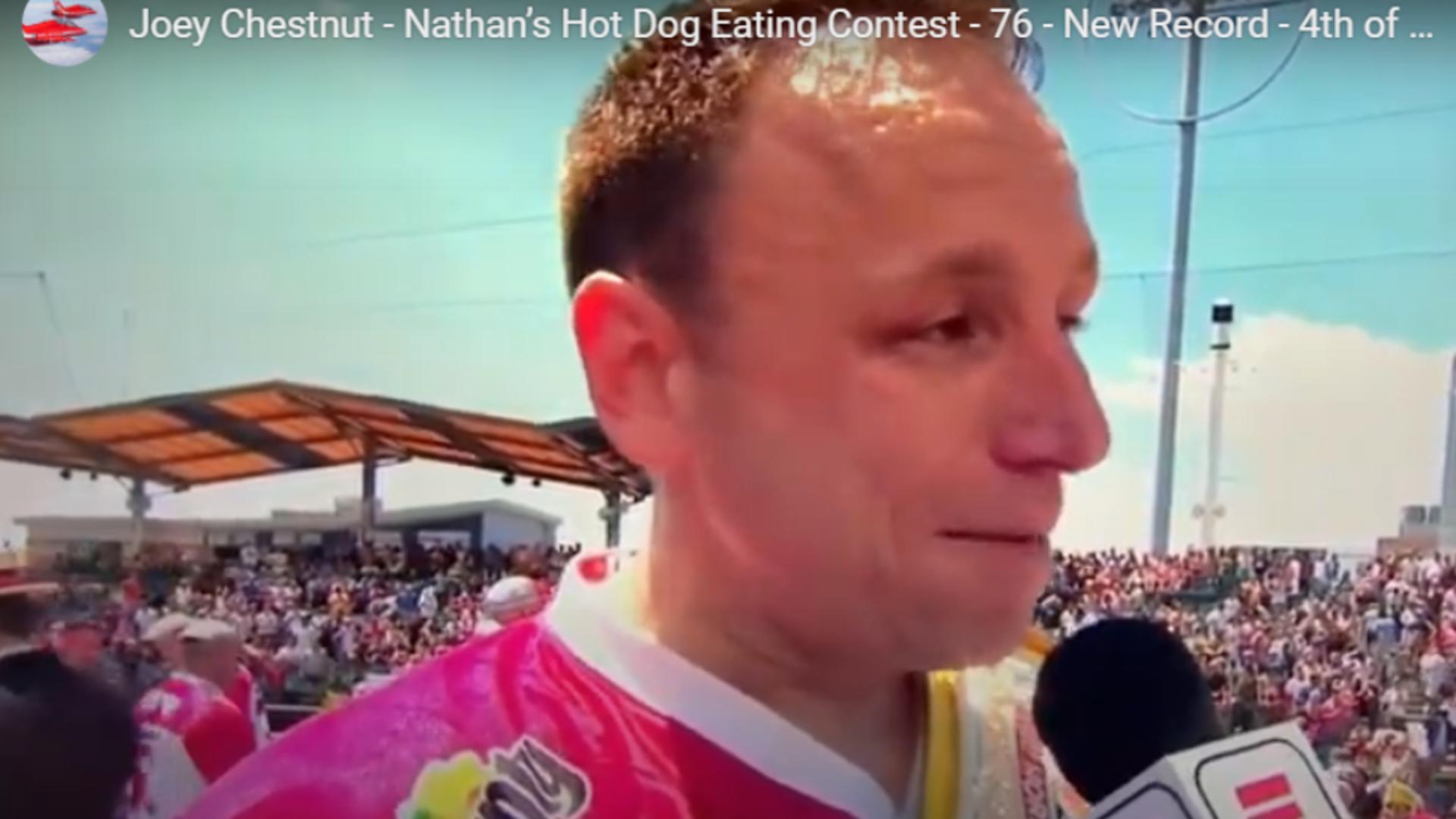 Joey Chestnut,  campion în arta devorării de hot dogs