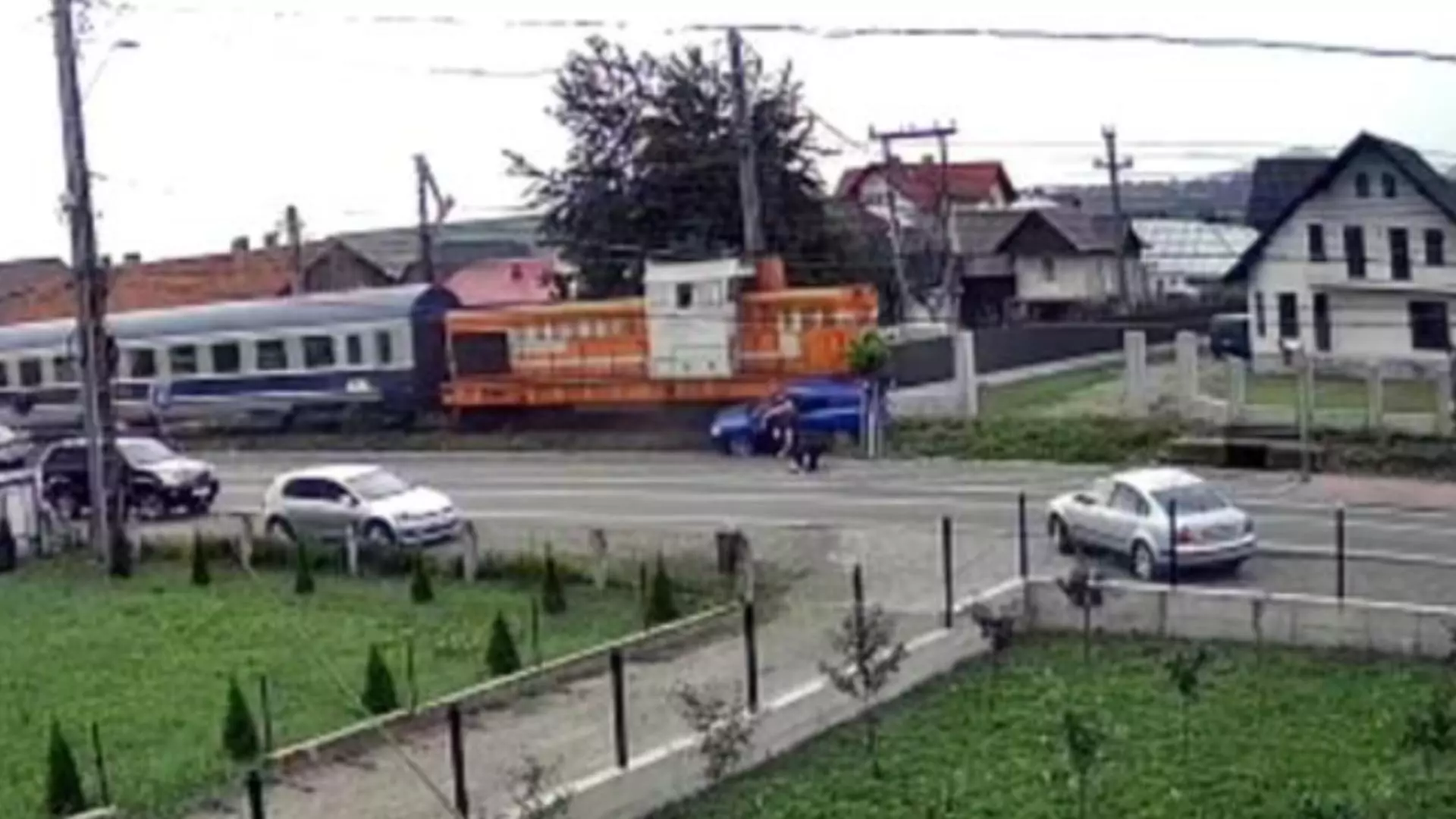Doi oameni s-au salvat în ultima clipă, după ce un tren le-a lovit mașina / Captură foto