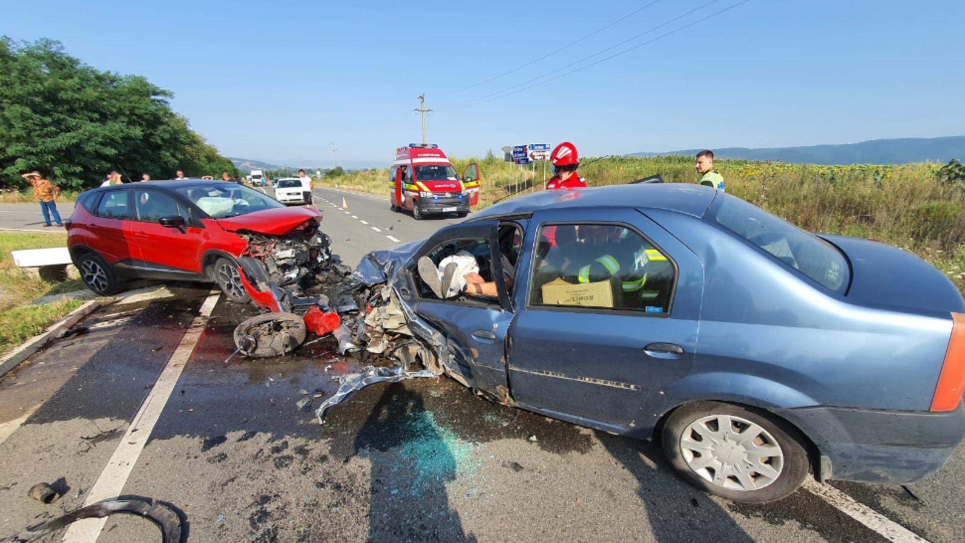 Accident violent, în Deva. 3 șoferi, răniți, după ce un autoturism a intrat pe contrasens