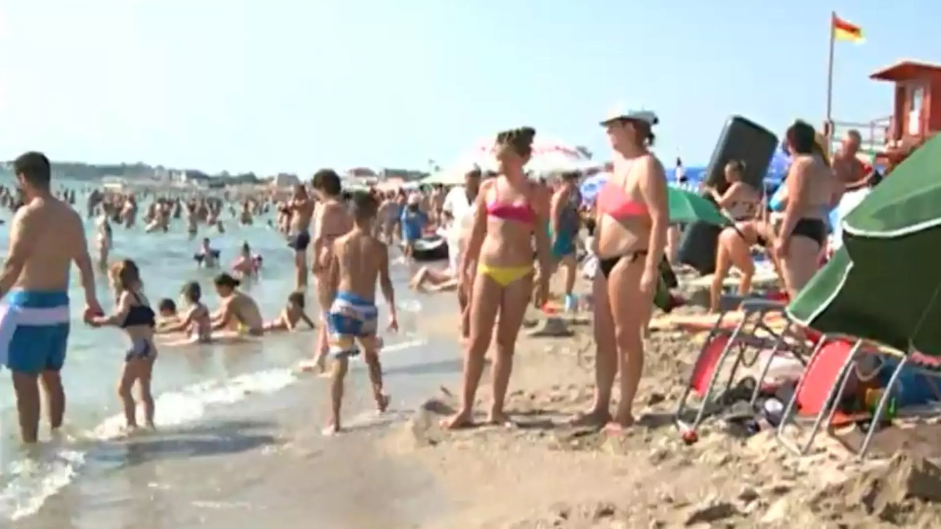 Turiști pe litoral