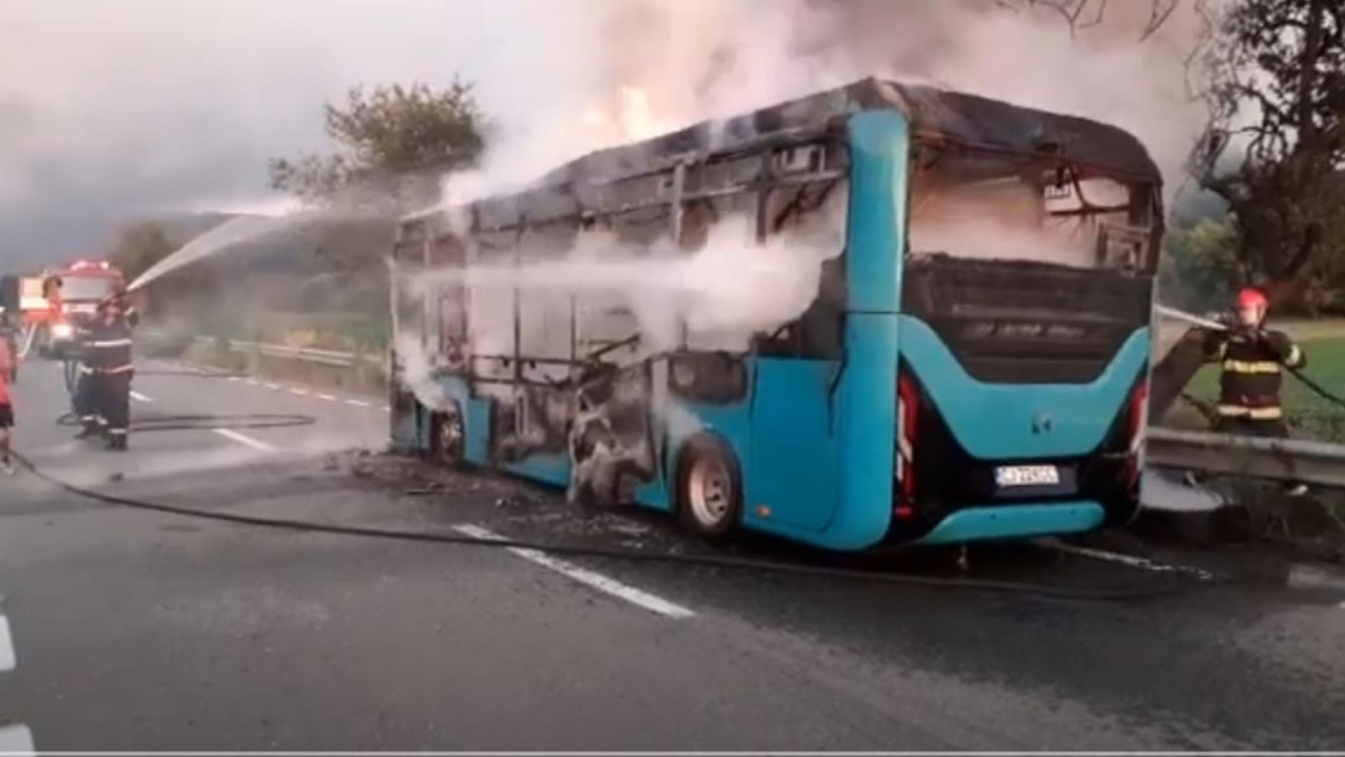 Un autobuz a luat foc pe o stradă din Dej. Foto/captură video