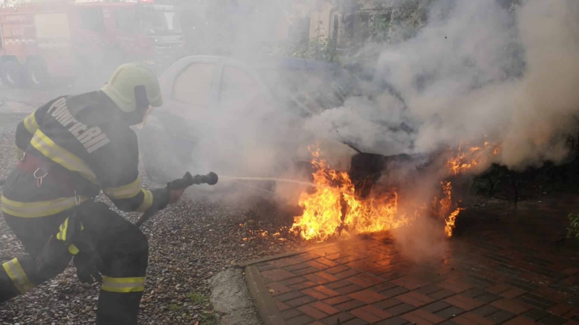 O mașină a luat foc pe o stradă din Dorohoi. Foto ISU Botoșani