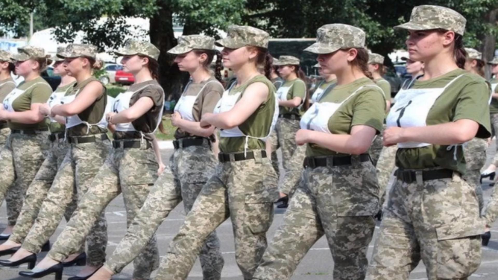 Femei din armata ucraineană, puse să defilez pe toc (captură video)