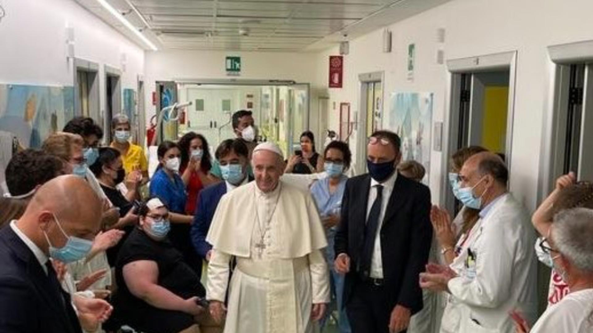 Papa Francisc, externat la 10 zile de la operația la colon Foto: Twitter.com
