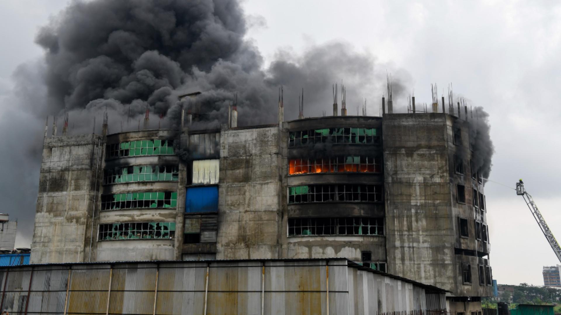 O fabrică a fost mistuită de flăcări, în Bangladesh / Foto: Profi Media