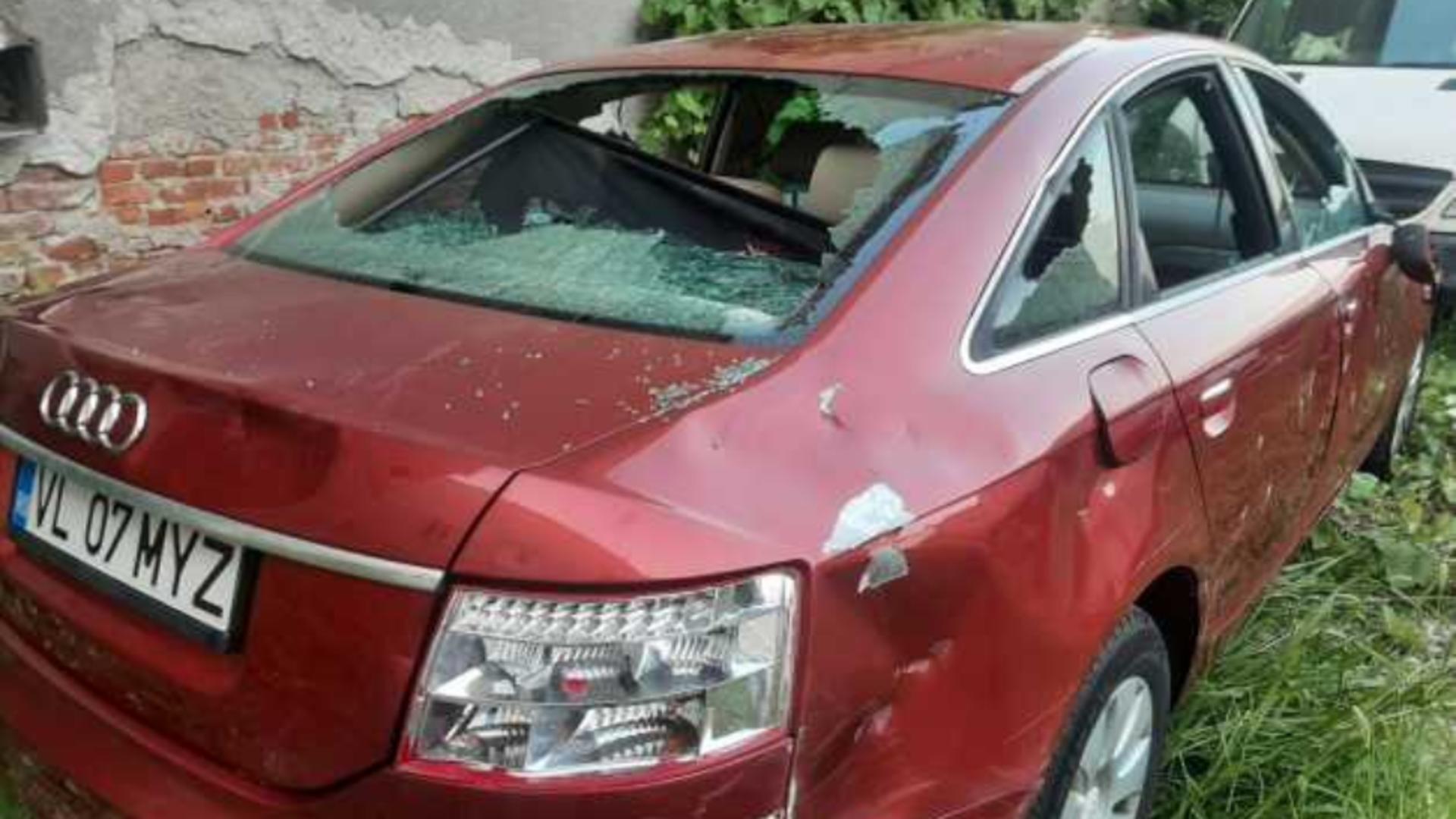 Imagini șocante, în Râmnicu Vâlcea: un bărbat distruge o mașină cu un topor. Foto: Facebook