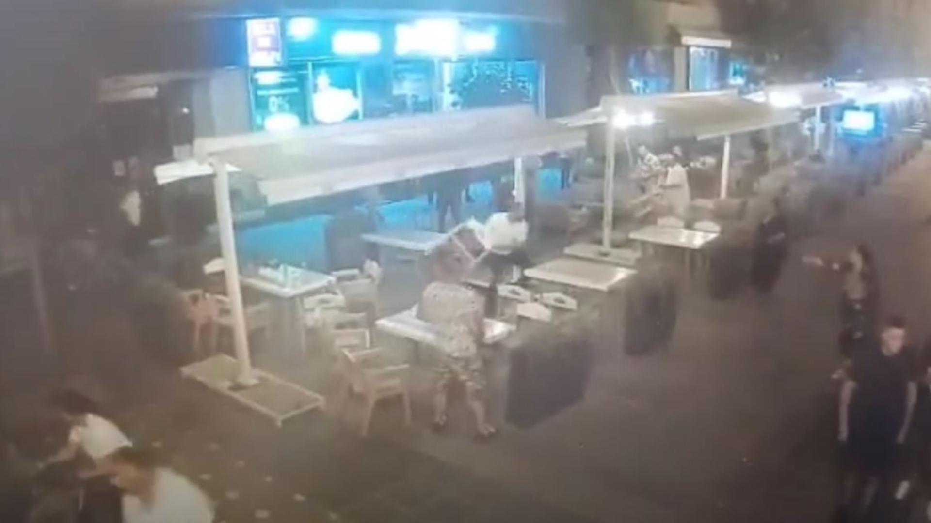 Scaune, pahare, pumni și palme, împărțite între mai mulți romi la o terasă din centrul Timișoarei. Foto/Captură video