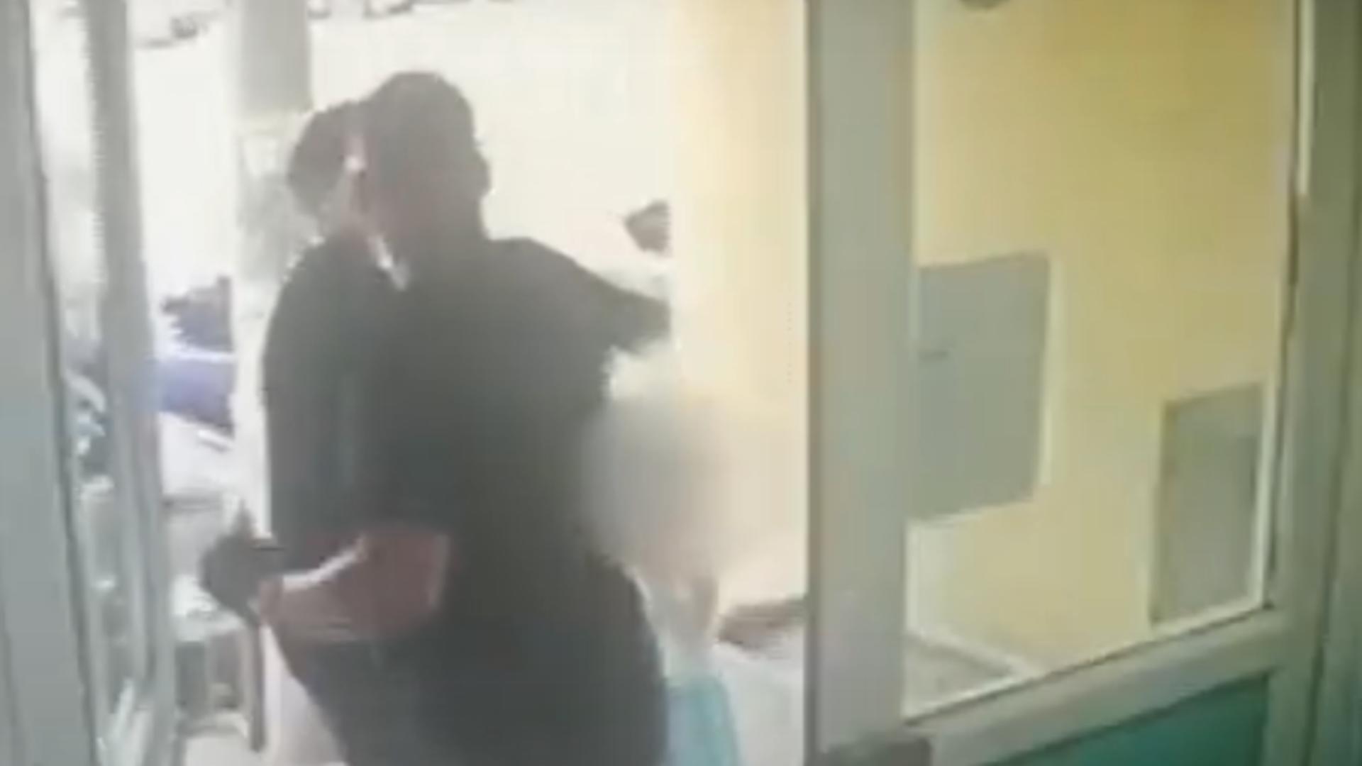 Scena violentă a avut loc la intrarea în bloc (captură video)