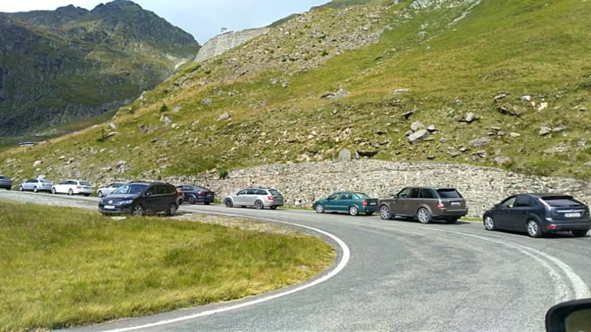 Foto arhivă. Traficul este oprit pe Transfăgărășan.