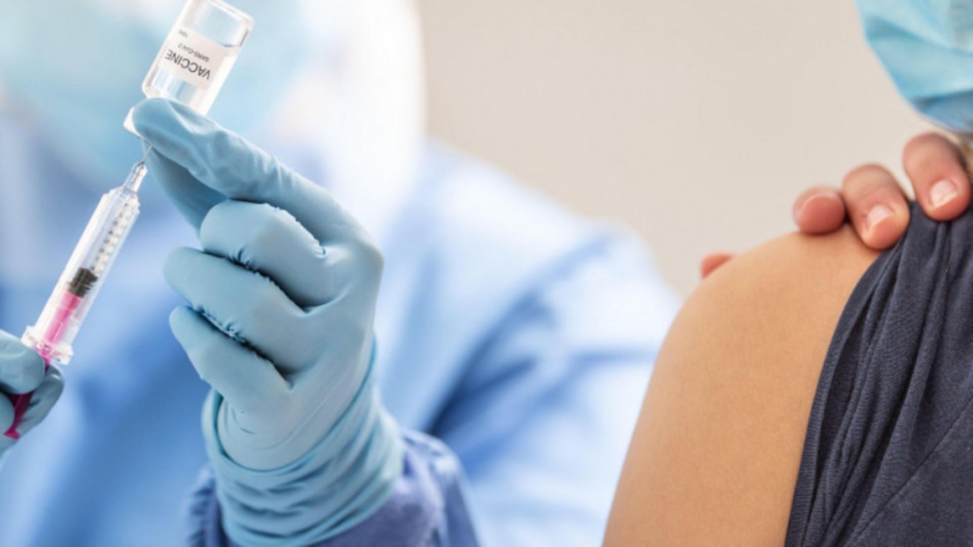 Cine poate primi a treia doză de vaccin