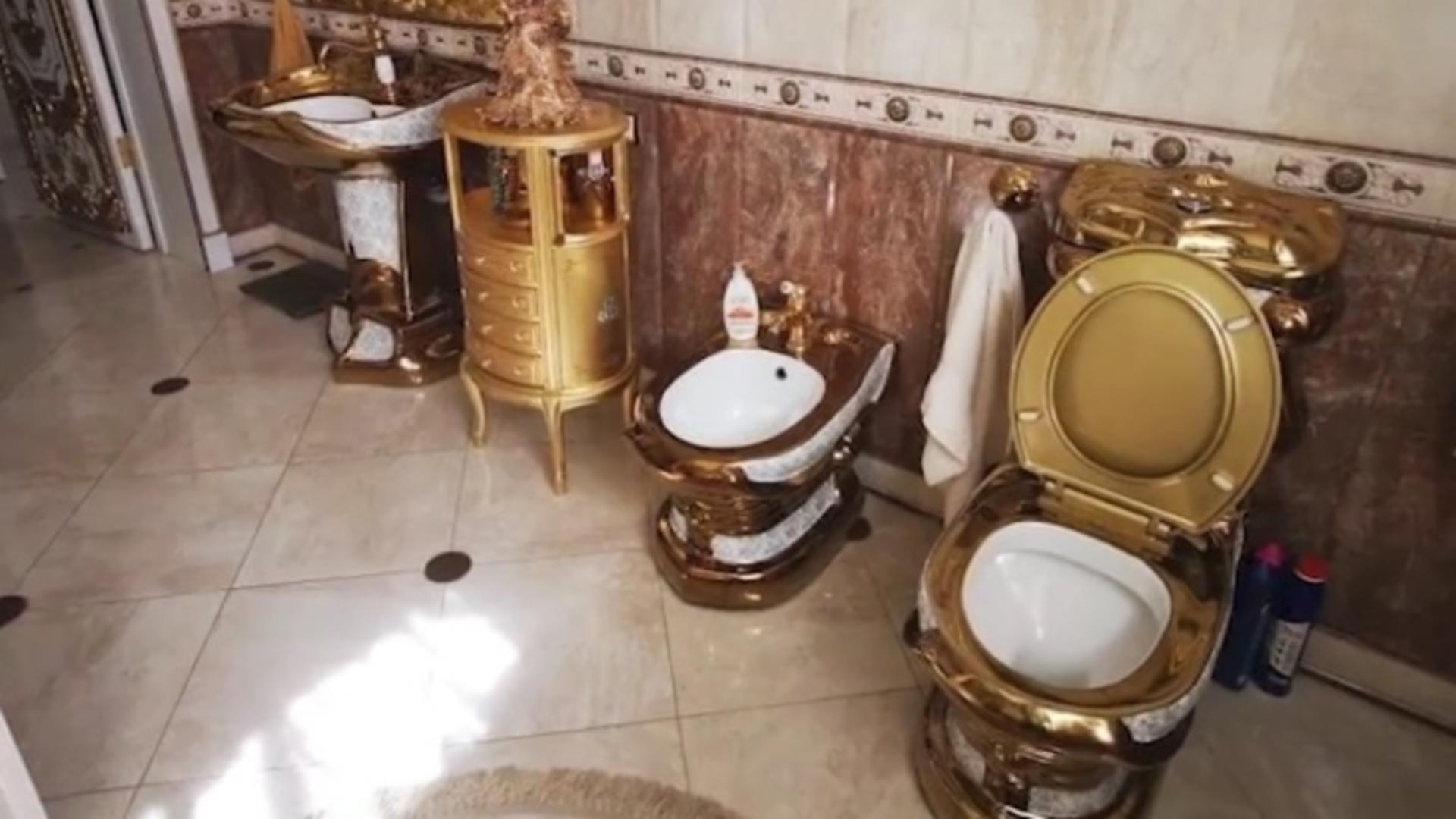 Un șef de poliție din Rusia și-a pus în casă inclusiv vase de toaletă poleite cu aur din banii primiți mită