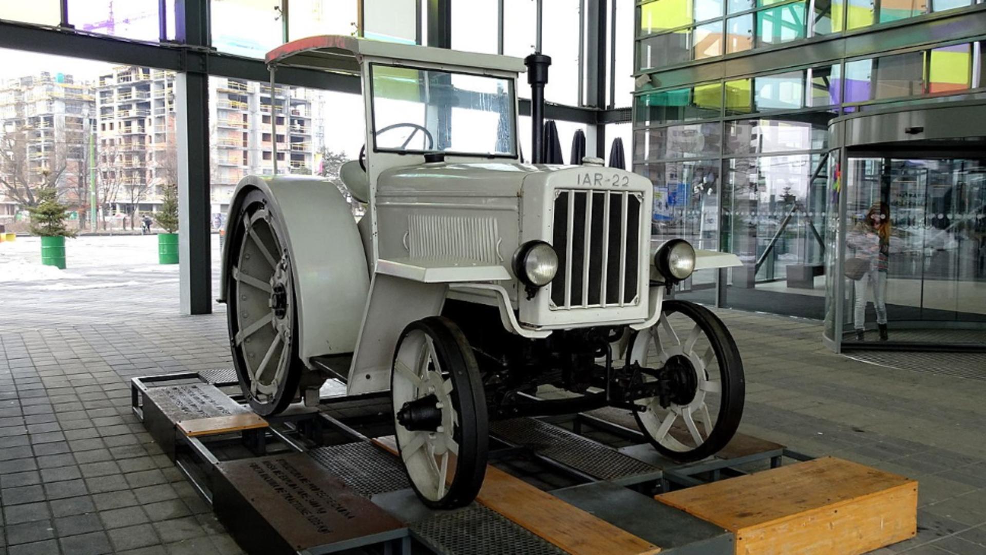 Primul tractor românesc (IAR 22). Foto: Wikipedia
