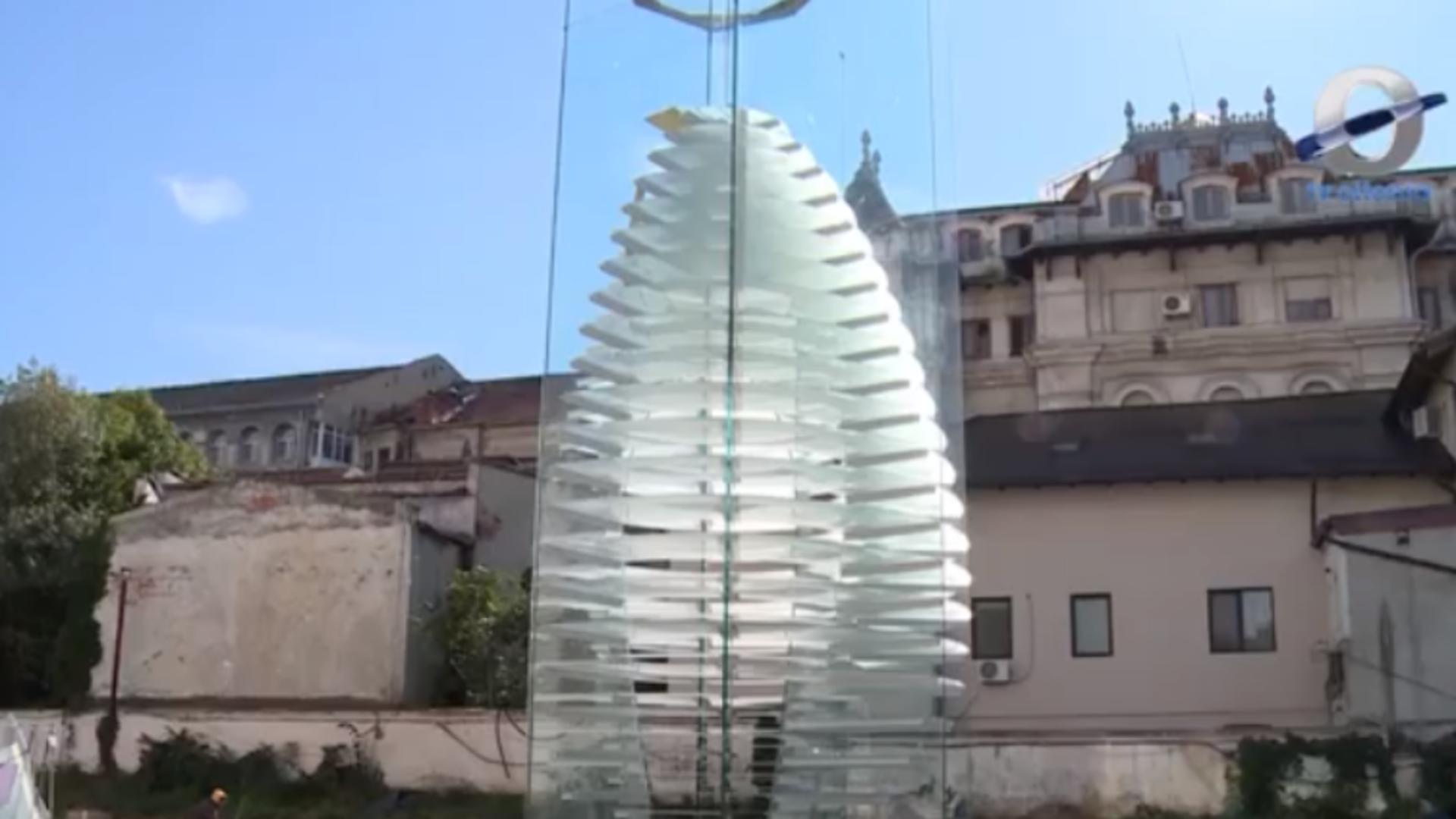 Oul din sticlă, ridicat la Craiova, în memoria lui Brâncuși / Captură foto 