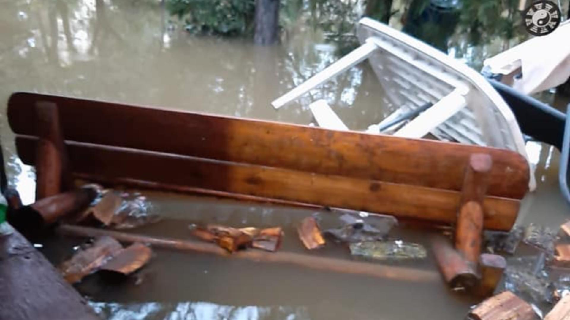Gospodării inundate în județul Argeș / Foto: Facebook Elena Lasconi