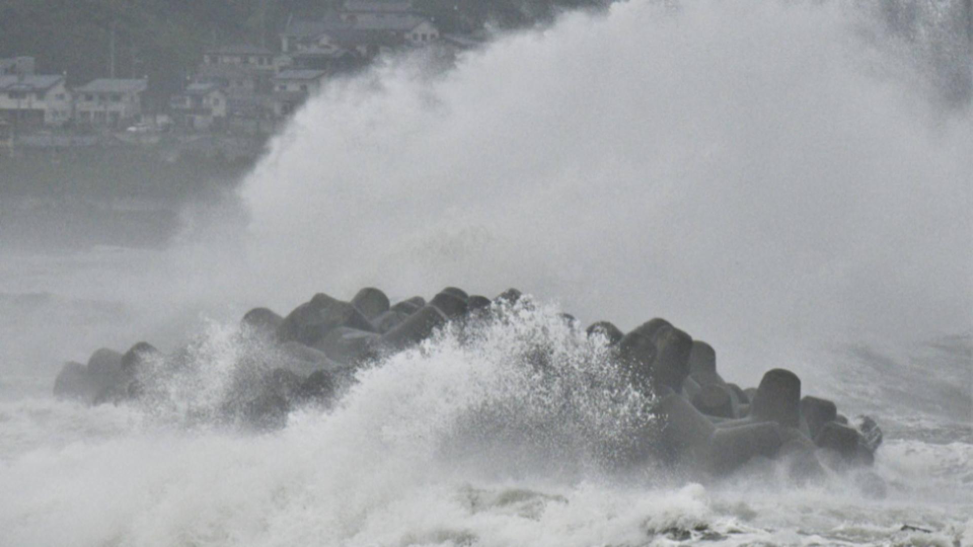 Valuri provocate de furtuna tropicala Nepartak - imagine de arhivă