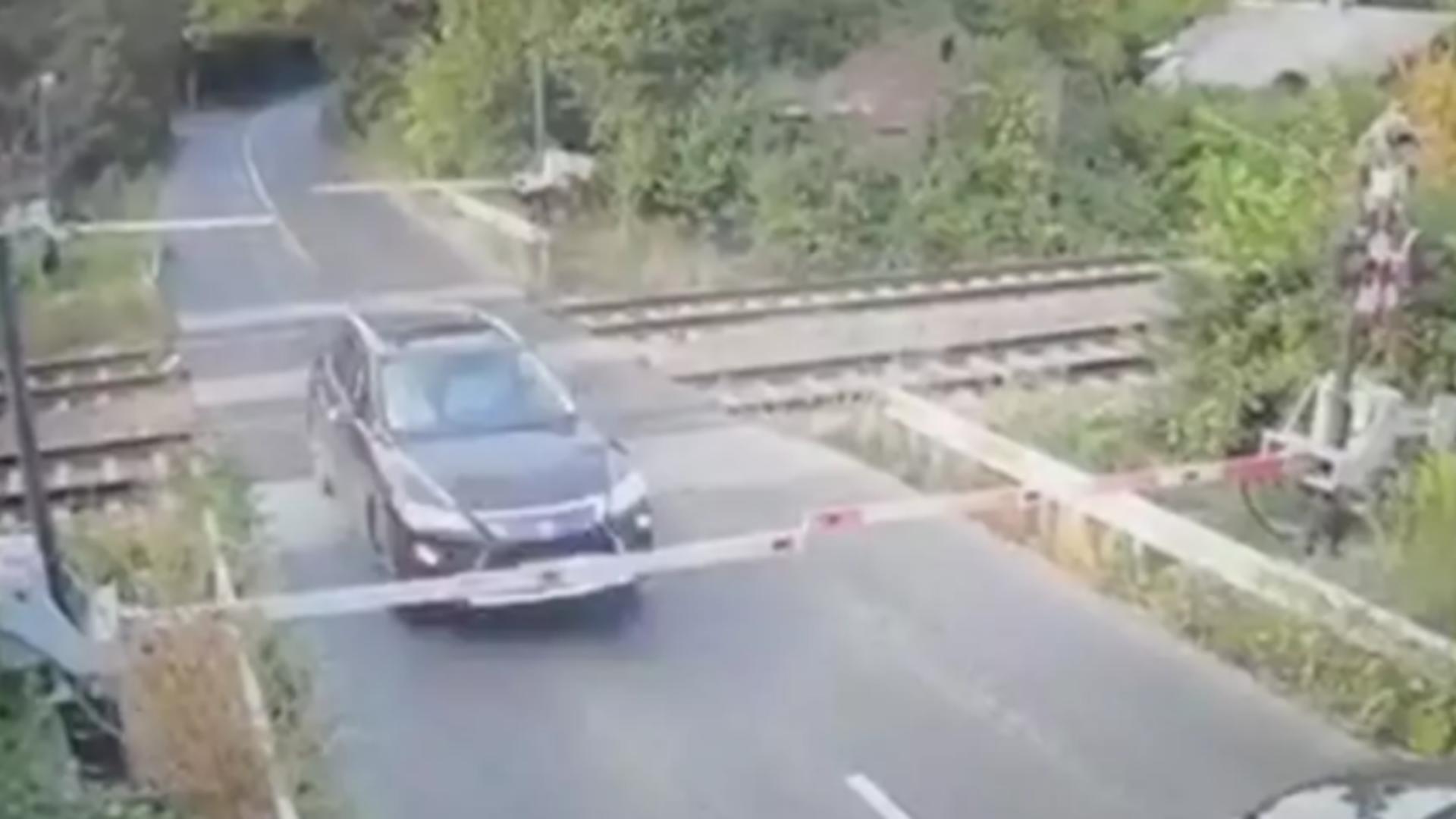 Un șofer forțează trecerea de cale ferată, Ilfov /Captură foto