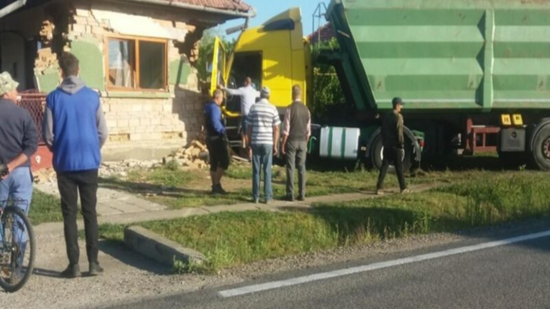Casă distrusă de un șofer de TIR / FOTO: InfoTrafic Târgu Mureș