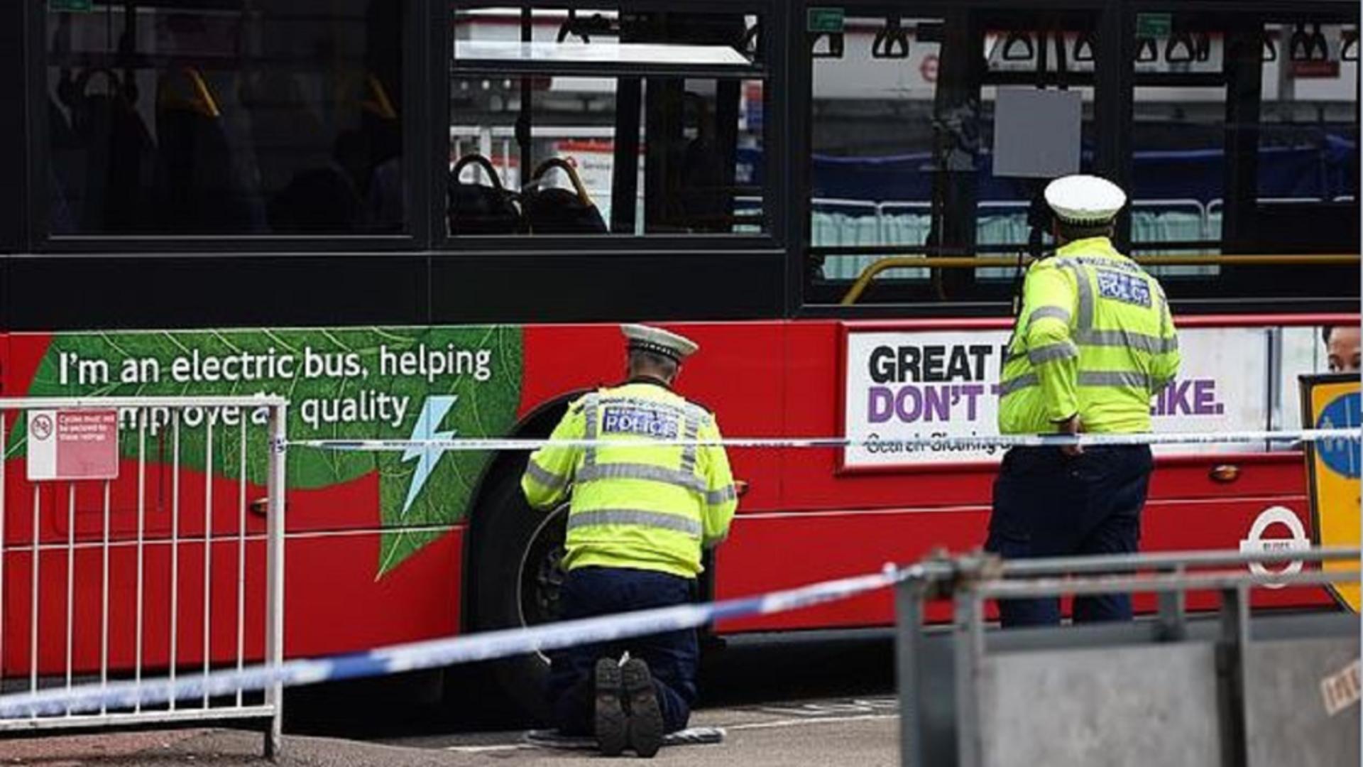 Un mort și 3 răniți, după ce două autobuze s-au ciocnit în centrul Londrei