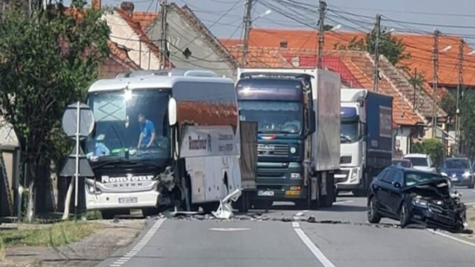 Accident în Bihor, între un autocar şi un autoturism
