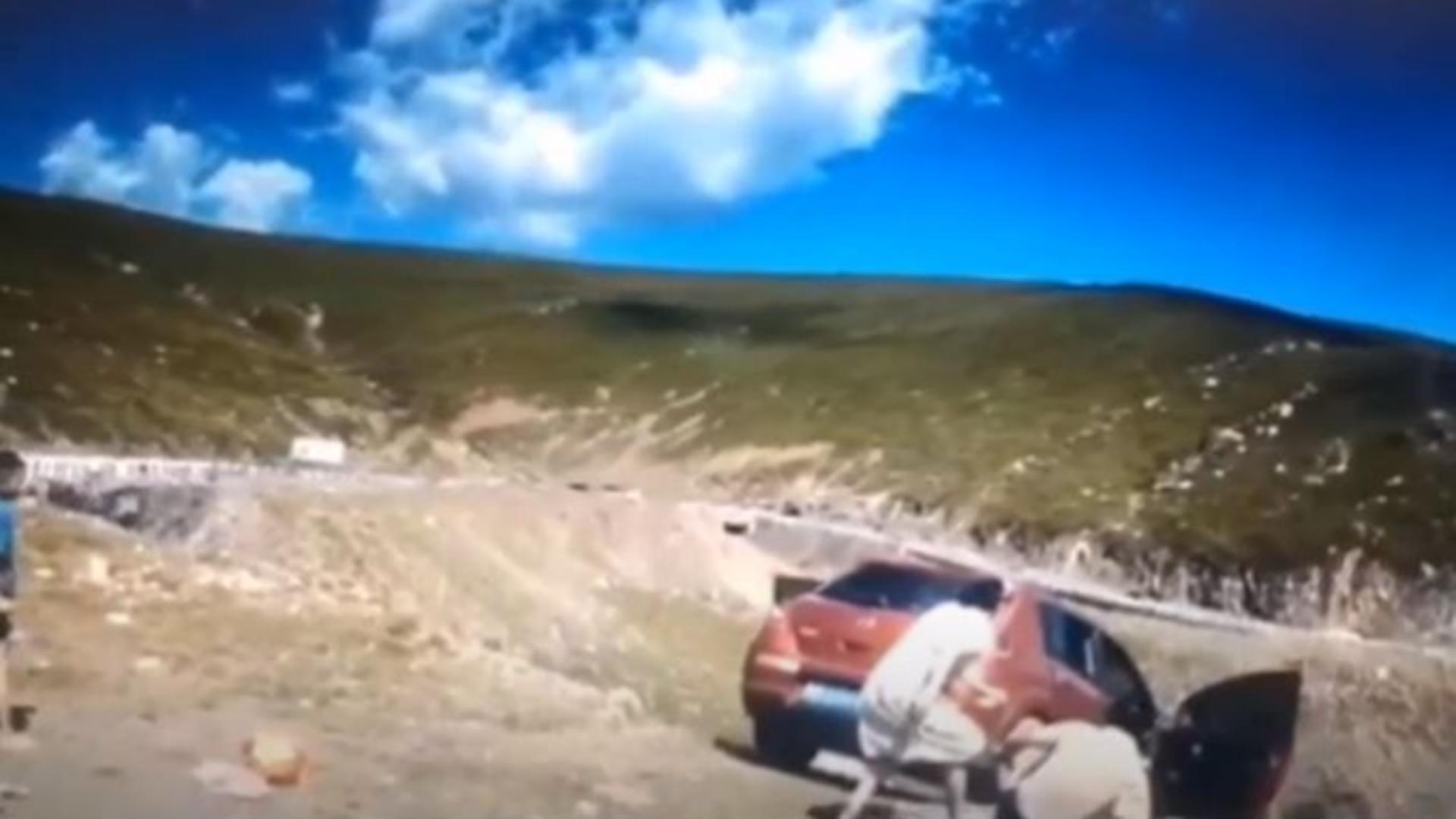 Momentul în care o mașina cade în prăpastie