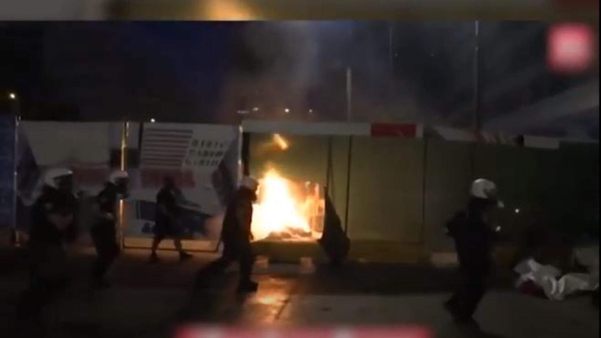 Protestatarii au început să arunce cu pietre și cu cocktailuri molotov în jandarmi. Captură video