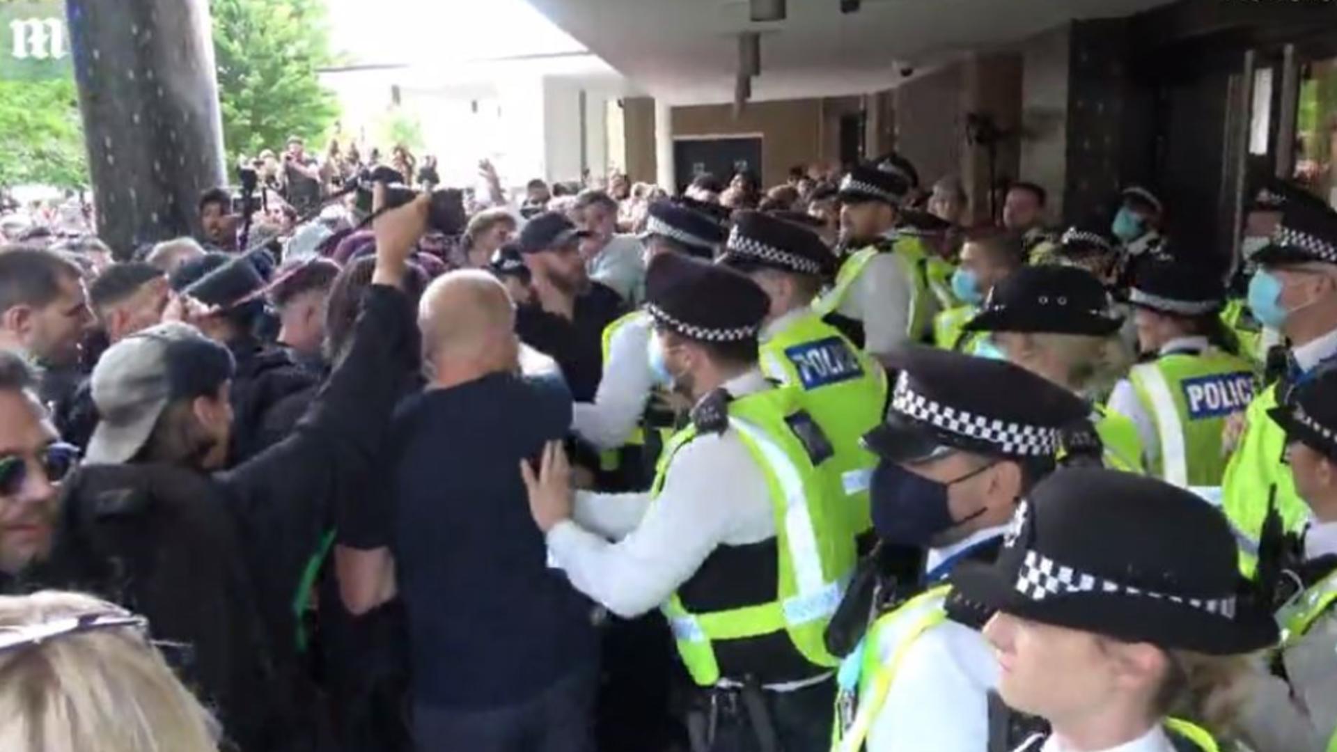 Confruntări violente între polițiști și mai mulți protestatari, la sediul BBC. Captură video