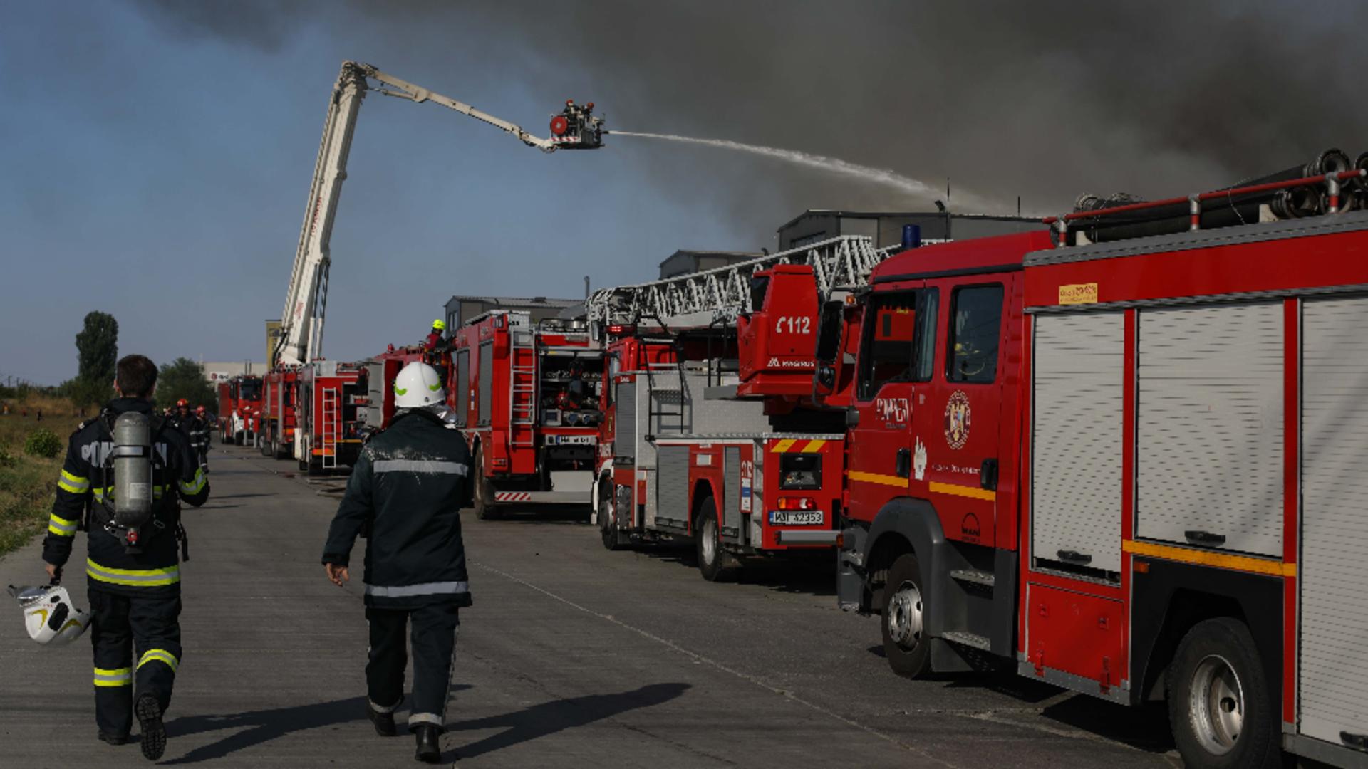 Incendiu URIAȘ lângă București! Intervenție dificilă a pompierilor Foto:INQUAM/Octav Ganea