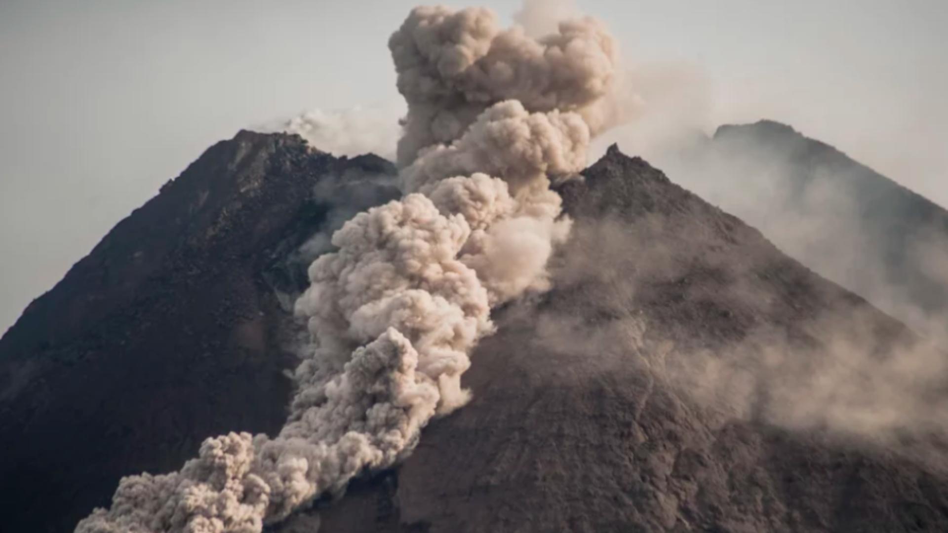 Erupție vulcan Merapi, Indonezia - imagine de arhivă