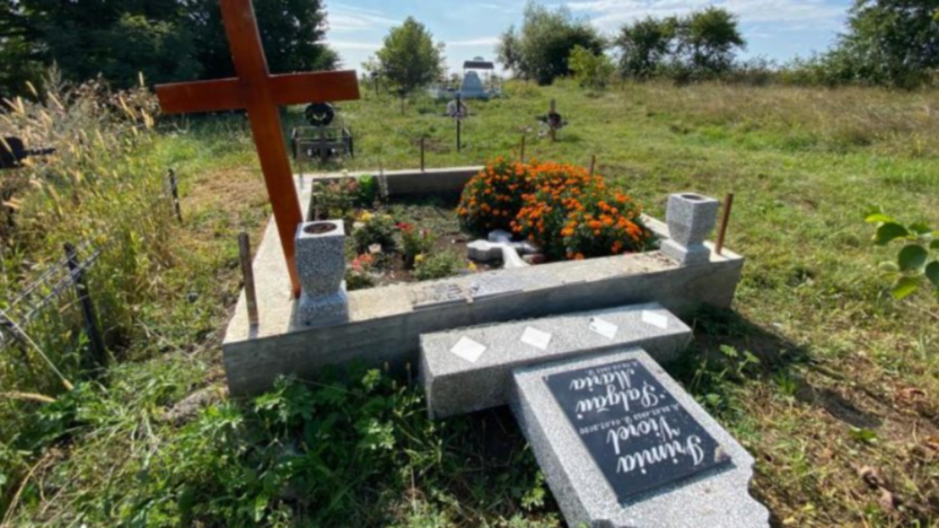 Cimitir devastat de copii, în Botoșani / Captură foto Monitorul de Botoșani
