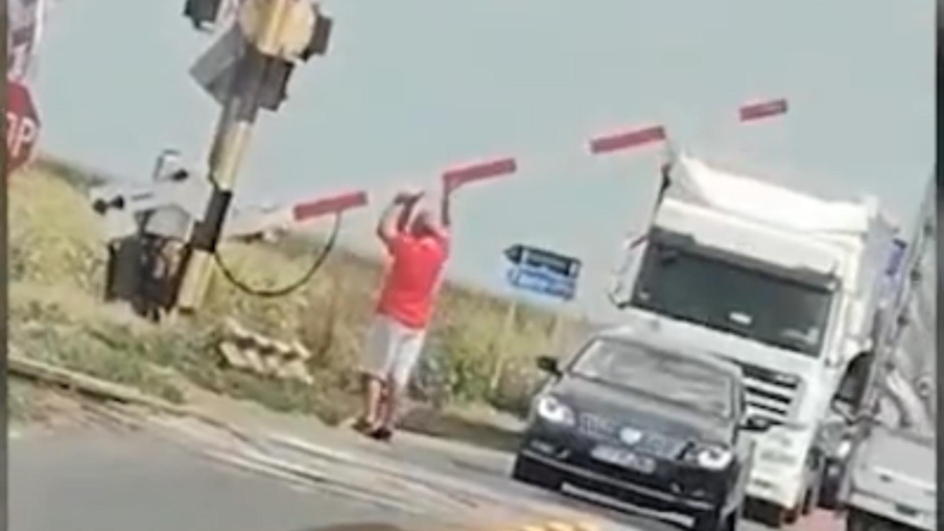 Șoferii filmați cum ridicau bariera la o trecere de cale ferată, în Buzău