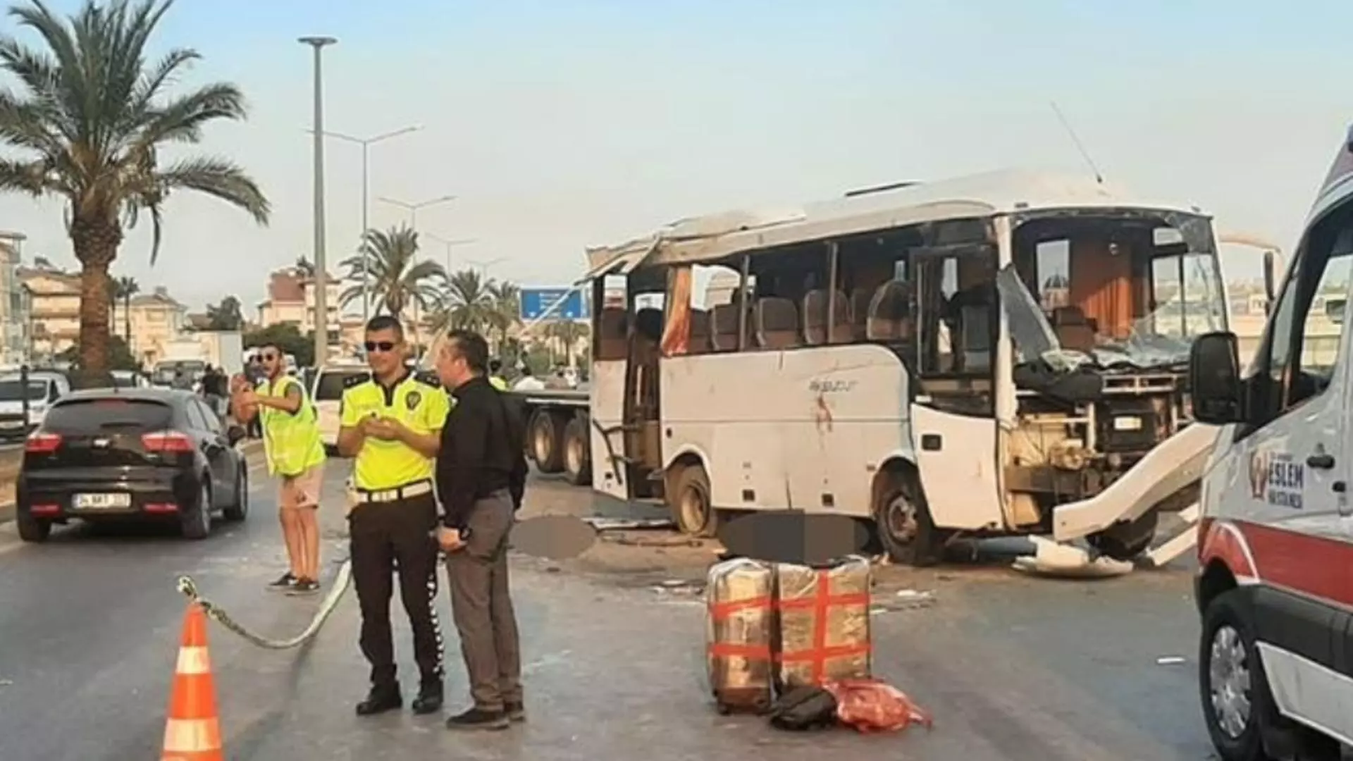 TRAGEDIE în Turcia, după un autocar răsturnat în Antalya - 3 turiști ruși MORȚI, 16 RĂNIȚI, printre care și copii