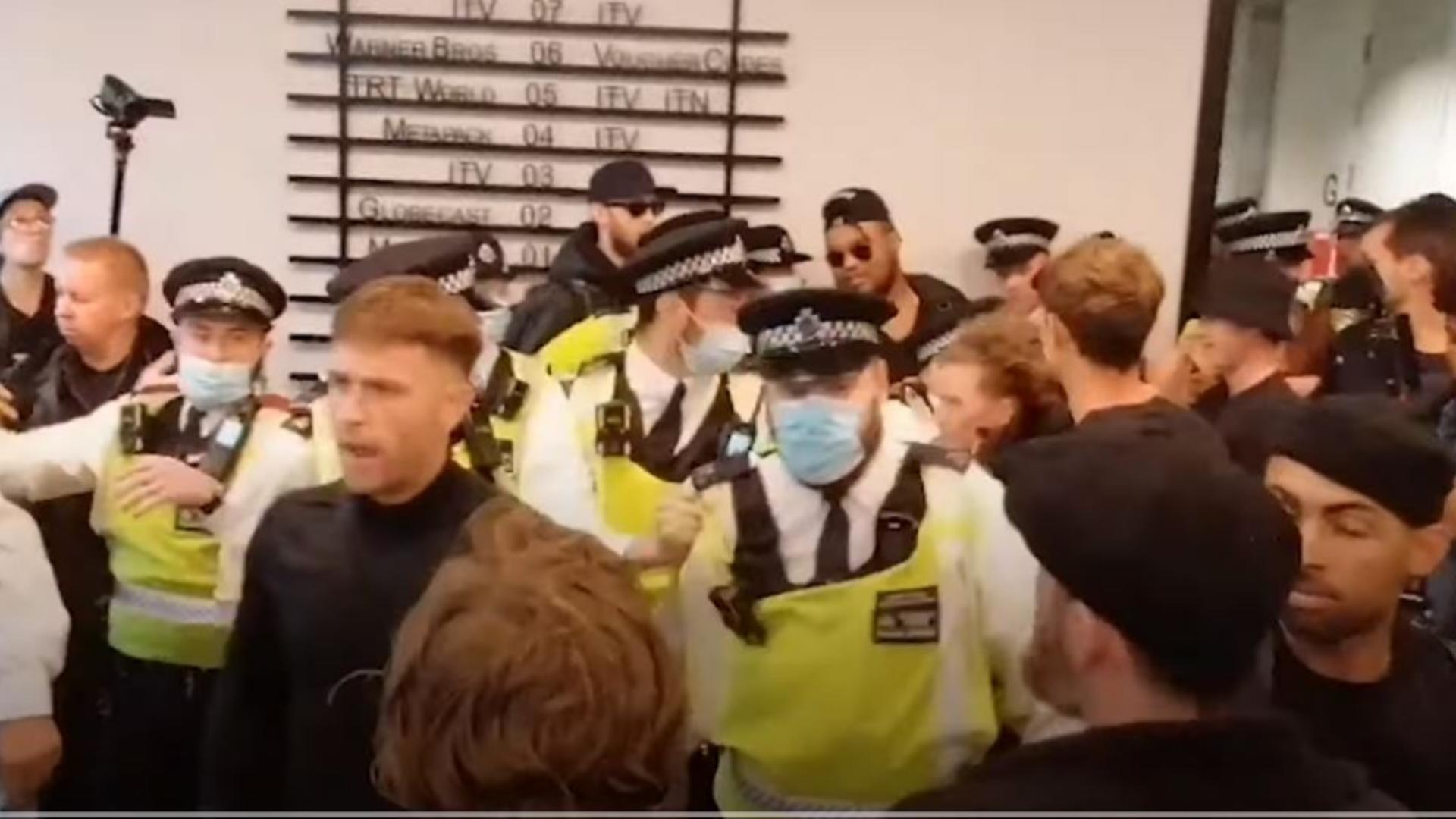 Antivacciniștii iau cu asalt sediul unei televiziuni din Londra. Foto/Captură video
