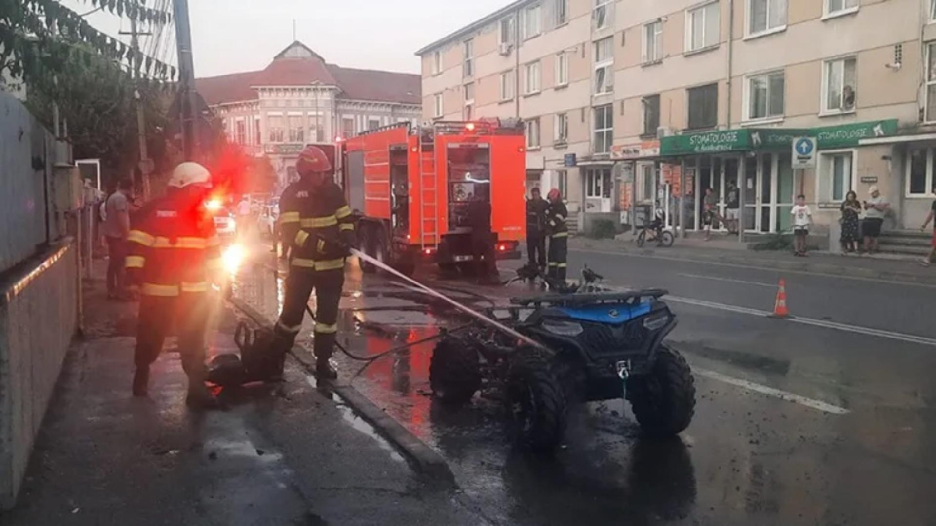 Un ATV a luat foc în mers, în centrul oraşului Piteşti