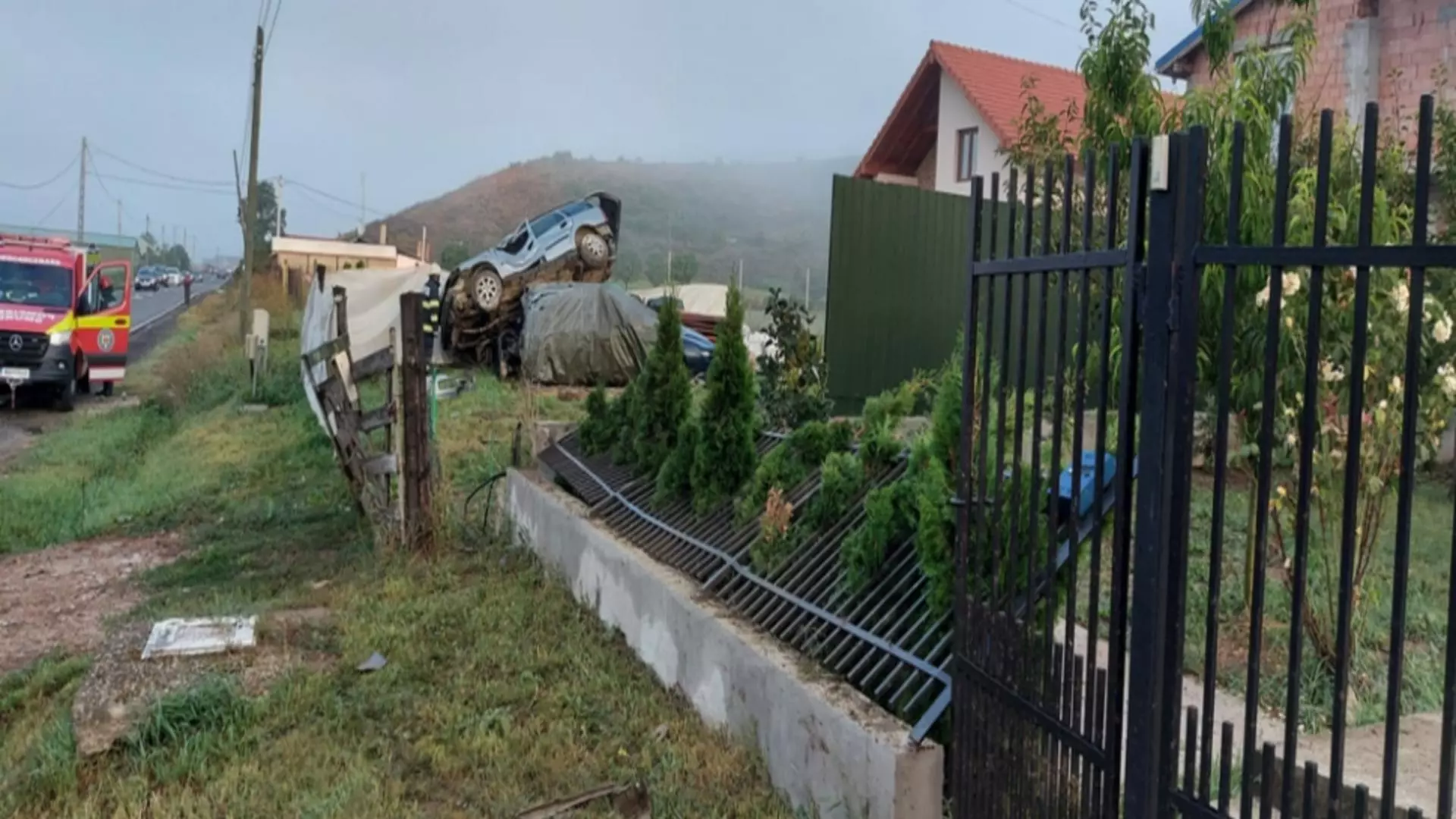 A zburat cu maşina peste gard şi a aterizat pe un autoturism parcat într-o curte