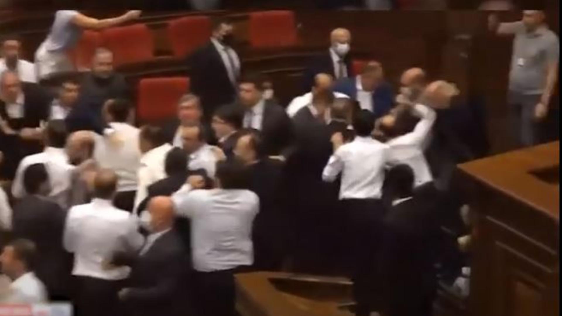 Pumni și picioare în Parlamentul armean. Captură video