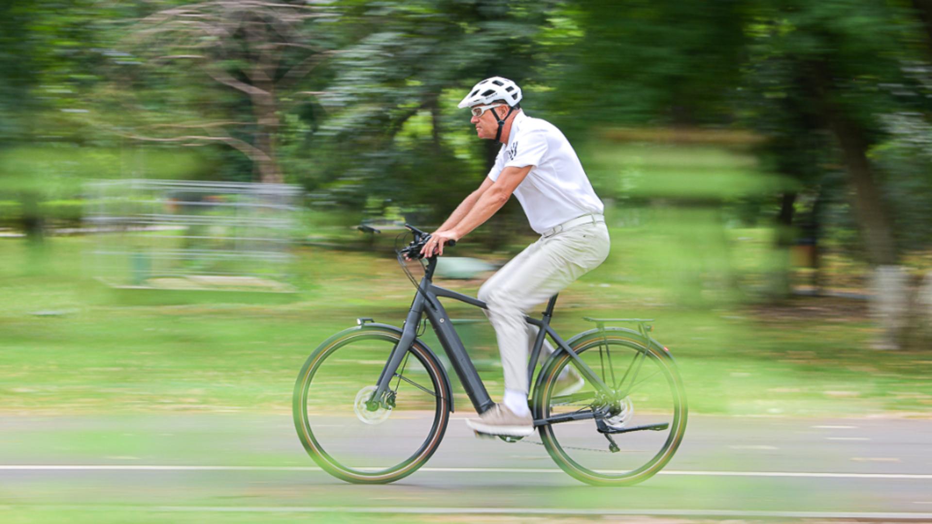 CÂT costă bicicleta cu care a mers Klaus Iohannis la Cotroceni - MESAJUL primit de președinte Foto: presidency.ro