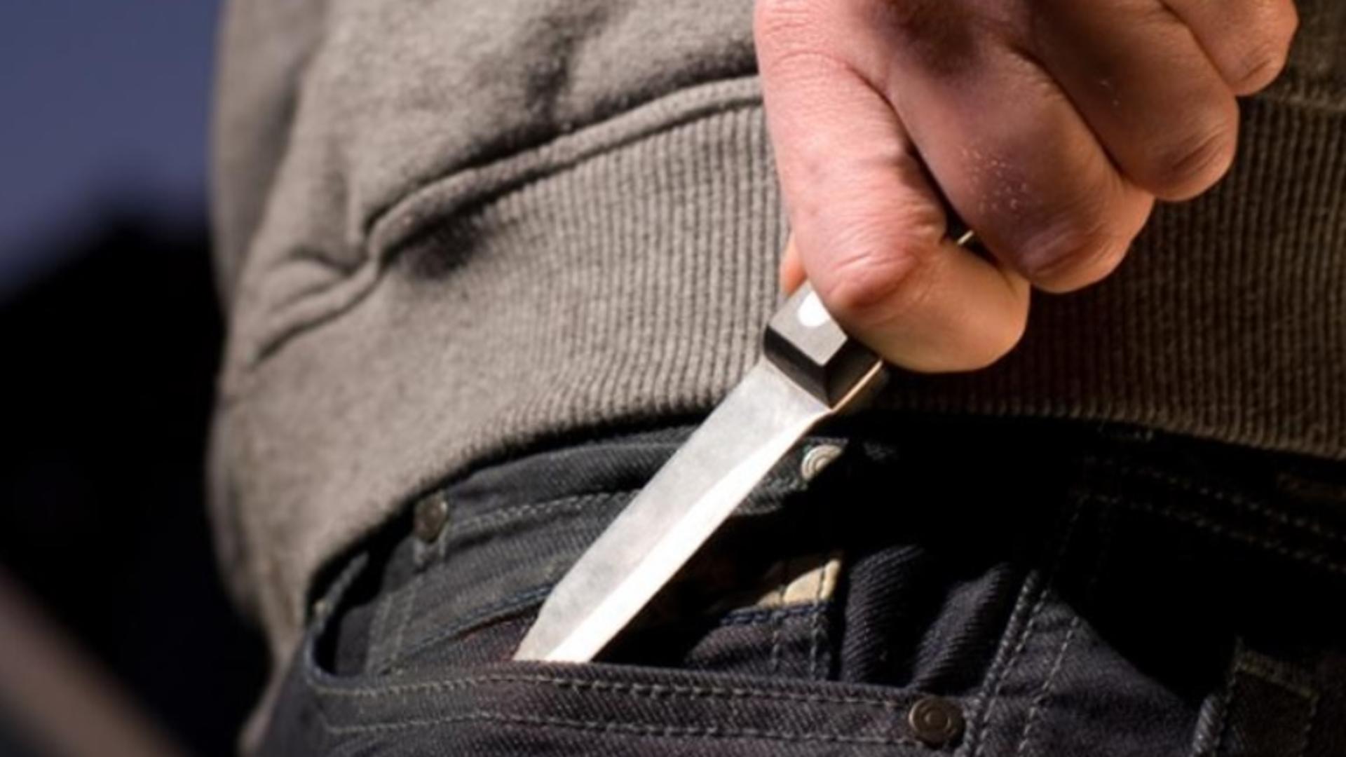 Un bărbat din Tecuci s-a ales cu dosar penal după ce s-a dus la un târg cu un cuțit asupra sa