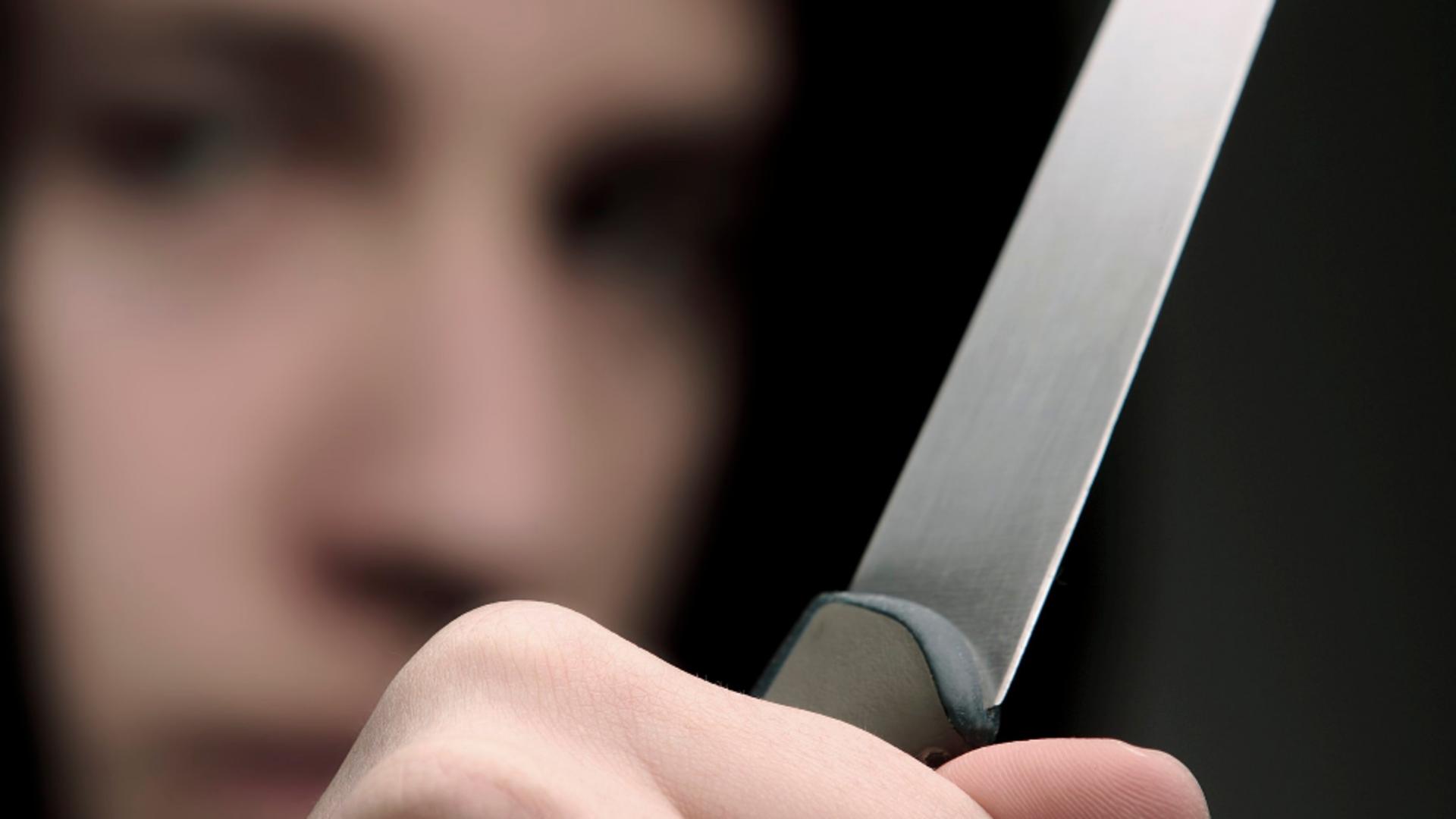 Adolescent cu un cuțit/ Foto: Profimedia